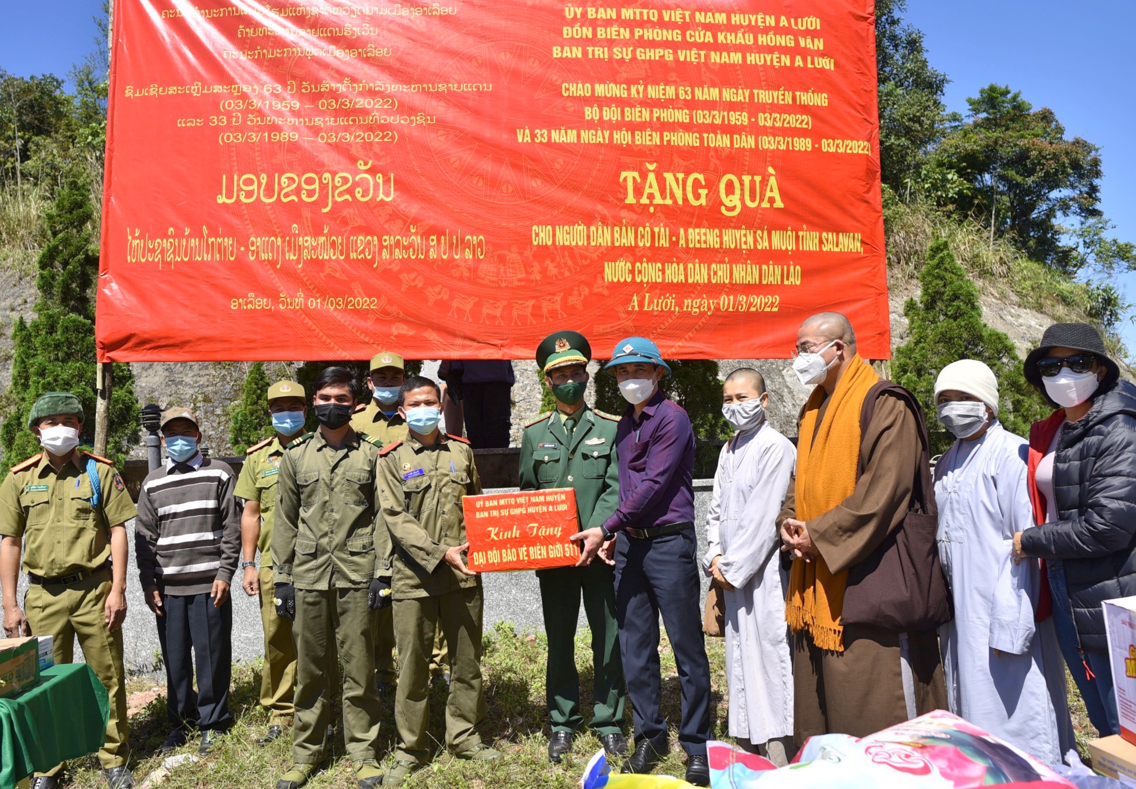 Tặng quà cho người dân và lực lượng vũ trang nước bạn Lào