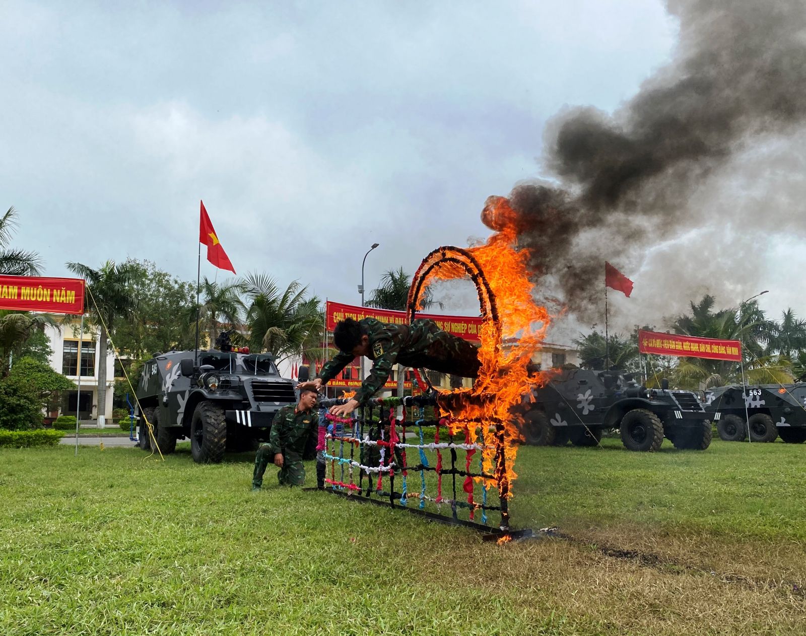 Sôi nổi ngày đầu ra quân huấn luyện