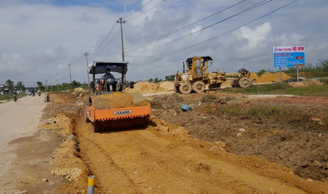 Dự án đường Tây phá Tam Giang Vừa tiếp nhận mặt bằng, vừa thi công