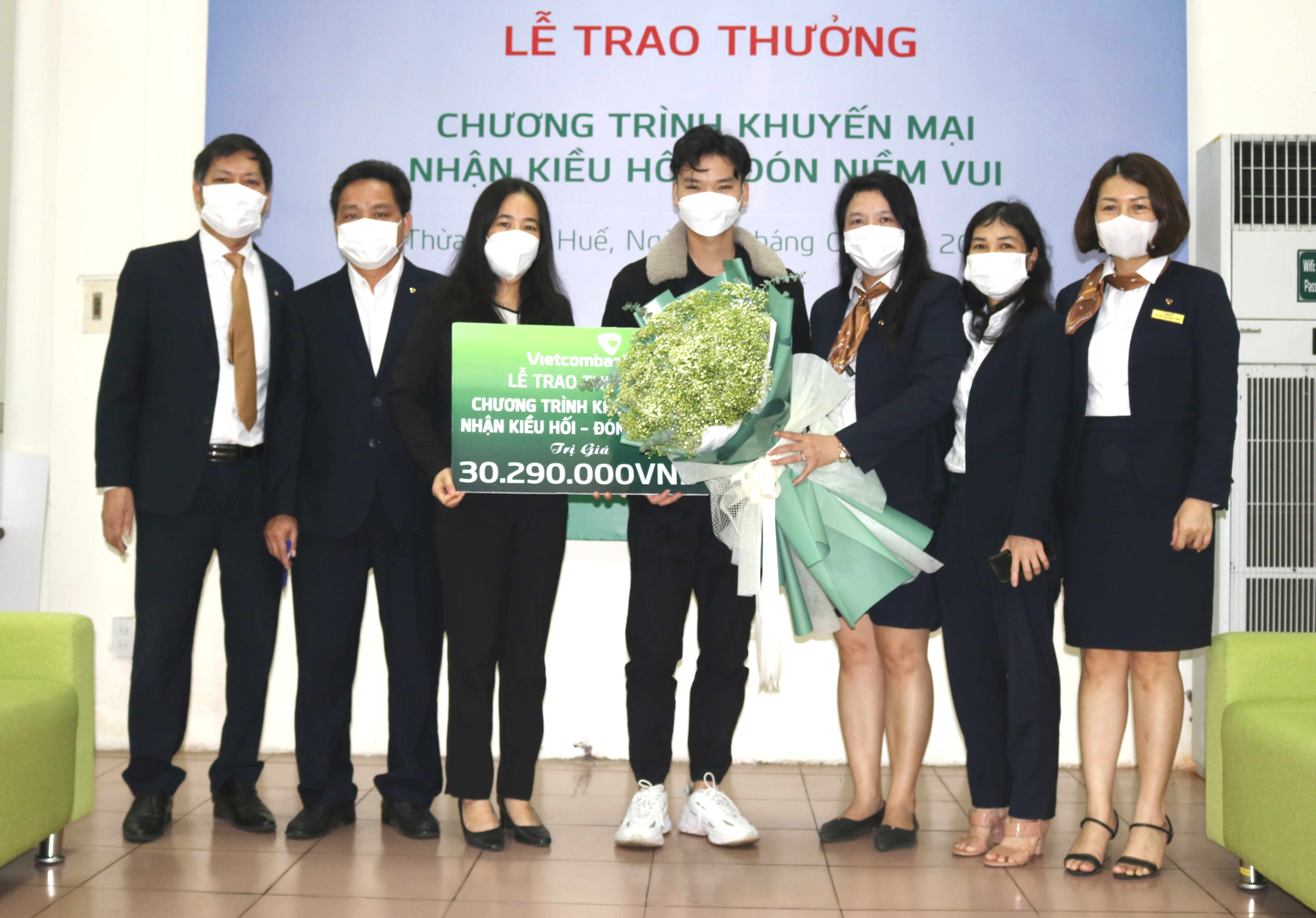 Vietcombank chi nhánh Huế trao giải “Nhận kiều hối - Đón niềm vui”