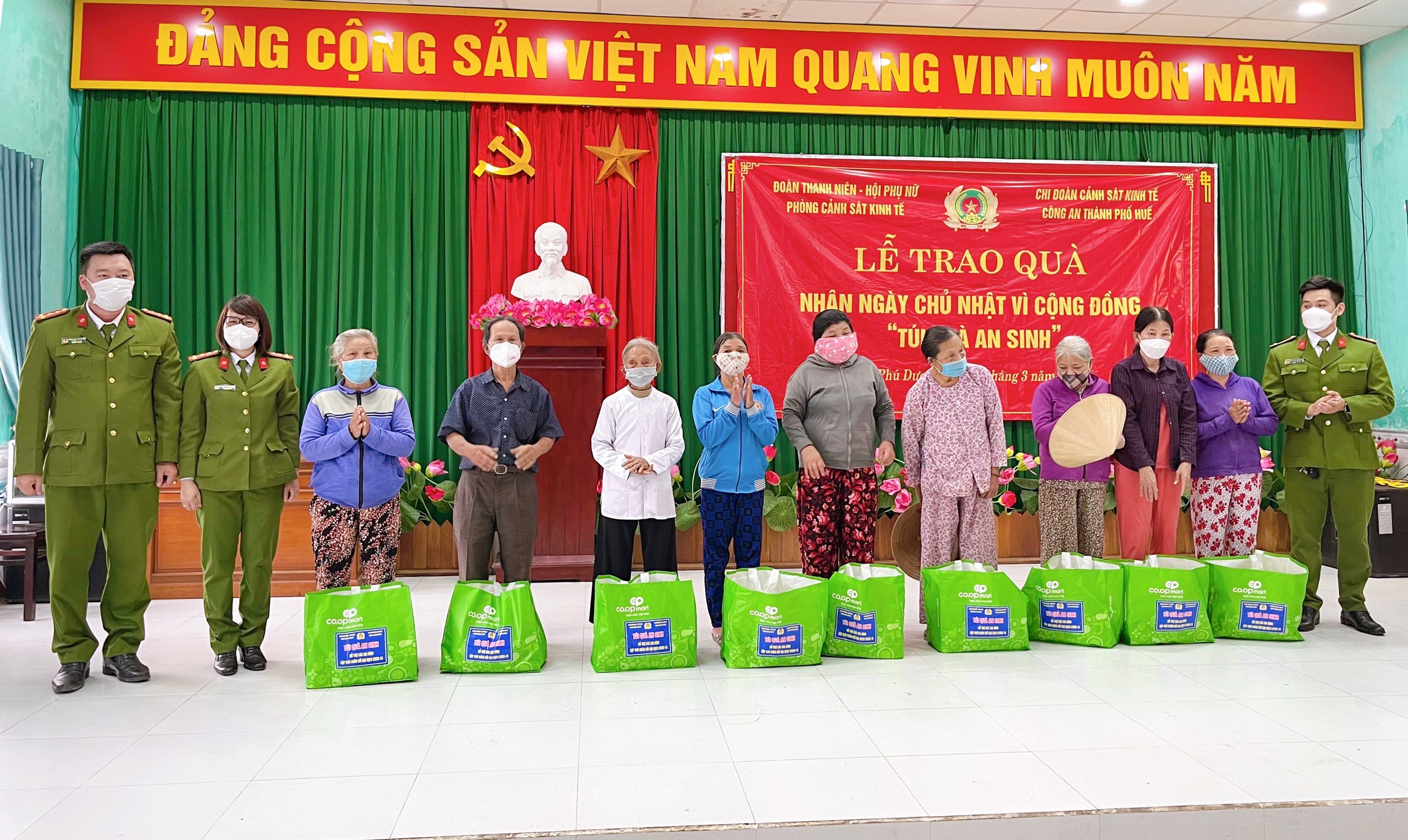 Tặng quà cho gia đình chính sách, gia đình khó khăn do dịch bệnh