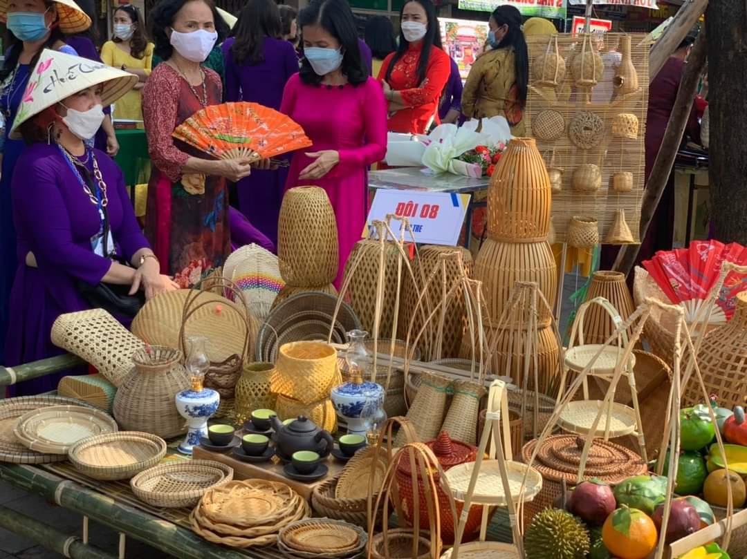 Chị em tiểu thương chợ Đông Ba trổ tài