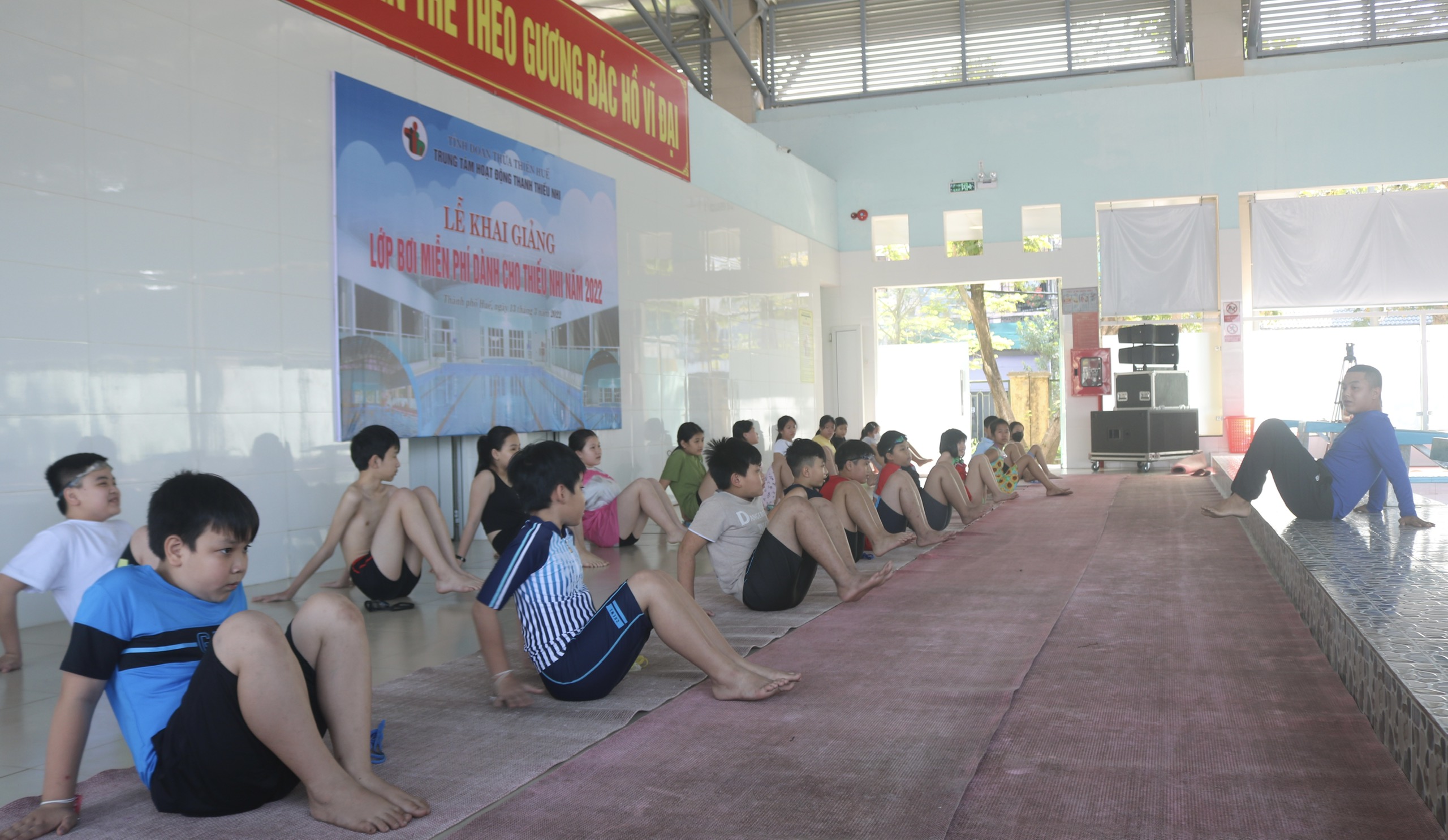 Dạy bơi miễn phí cho học sinh có hoàn cảnh khó khăn