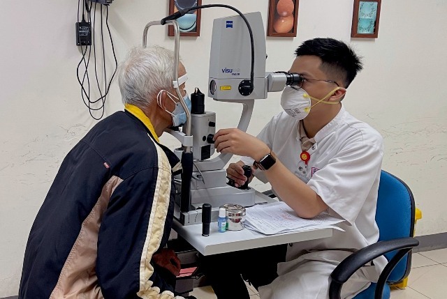 Hơn 300 người nghèo được tư vấn, phát thuốc miễn phí điều trị bệnh lý về mắt