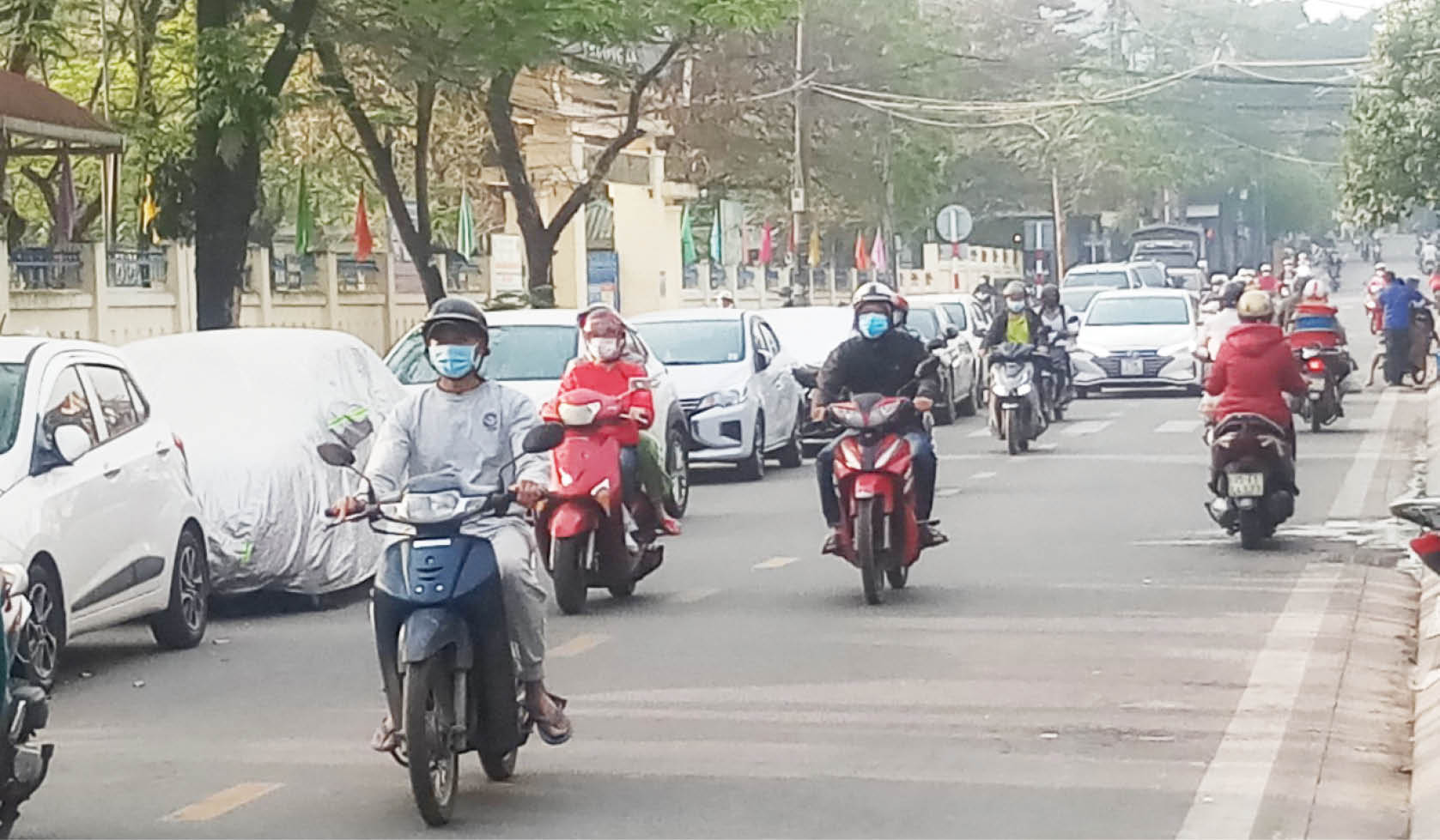 Dừng, đỗ ô tô trên lòng đường Cần hơn những giải pháp về lâu dài