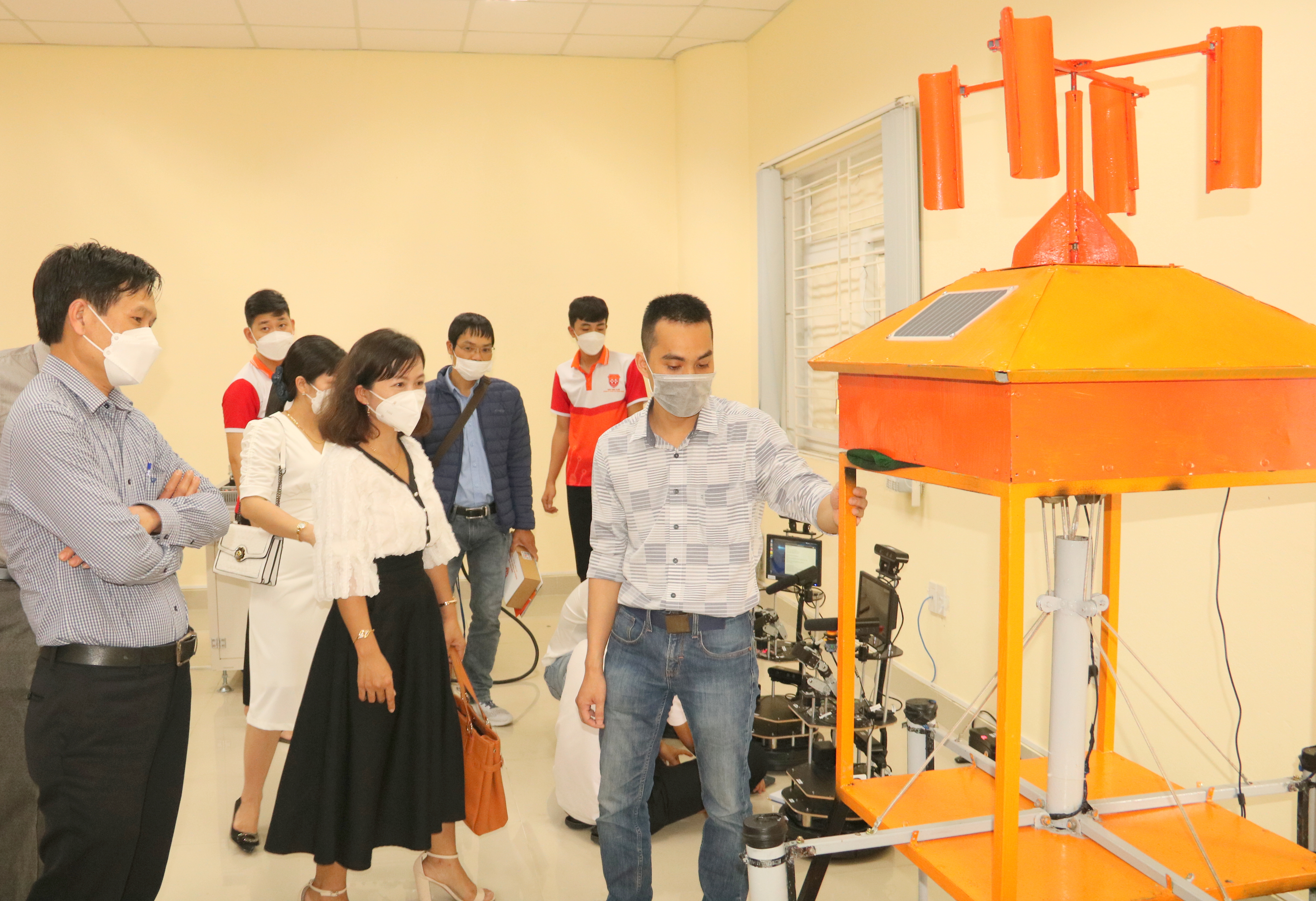 Đổi mới chương trình môn Công nghệ THPT và giáo dục STEM
