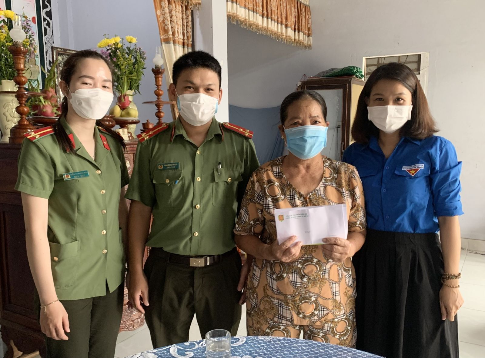 Thăm, tặng quà gia đình nuôi giấu cán bộ trong thời kỳ kháng chiến