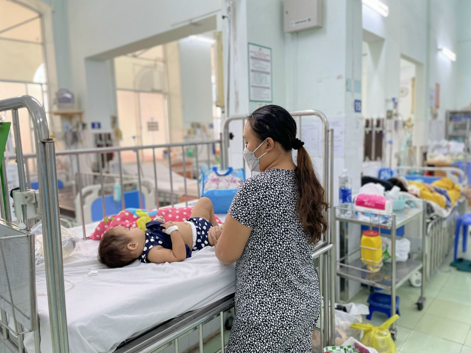 Trẻ dưới 5 tuổi mắc COVID-19 cần được theo dõi như thế nào