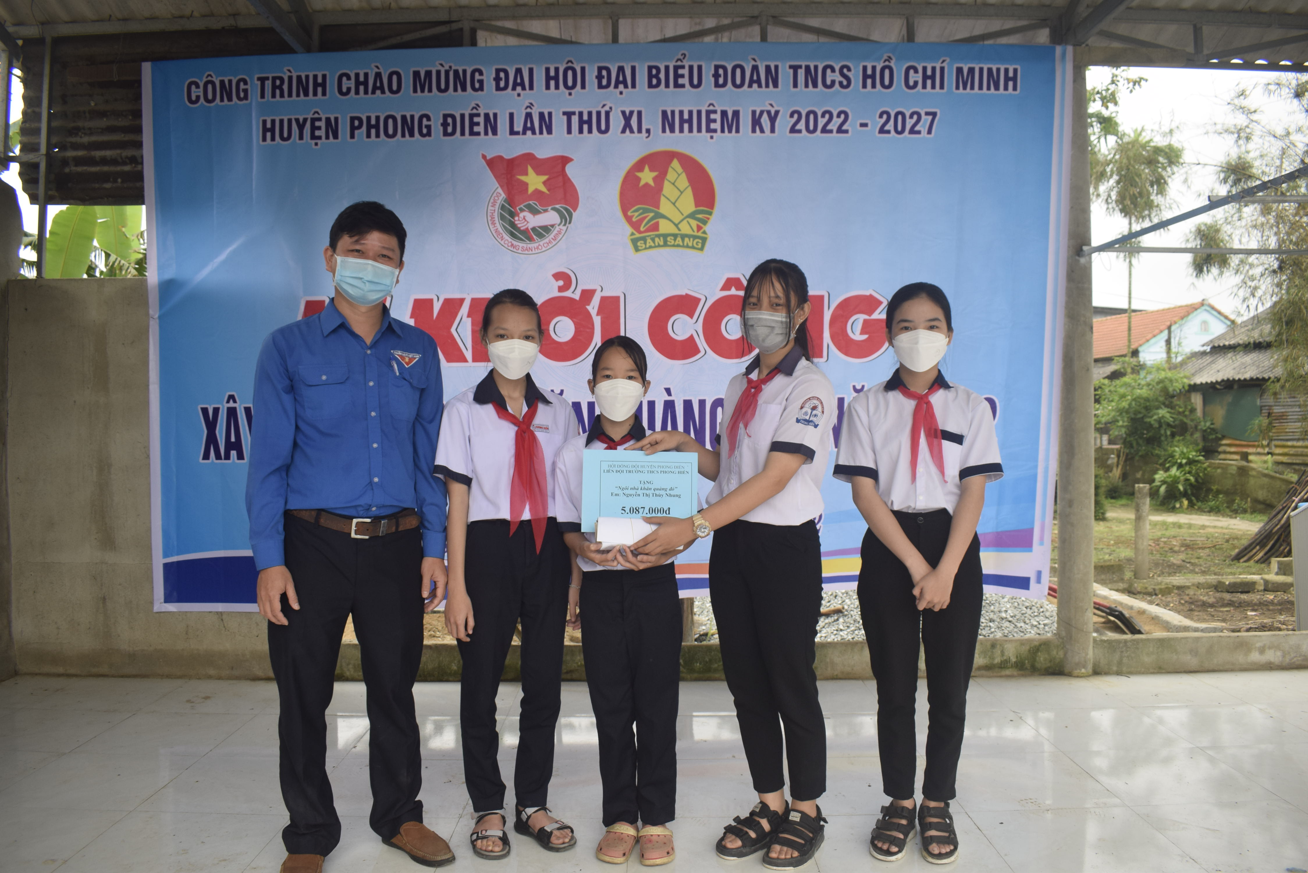 Khởi công xây dựng nhà “Khăn quàng đỏ” cho em Nguyễn Thị Thùy Dung