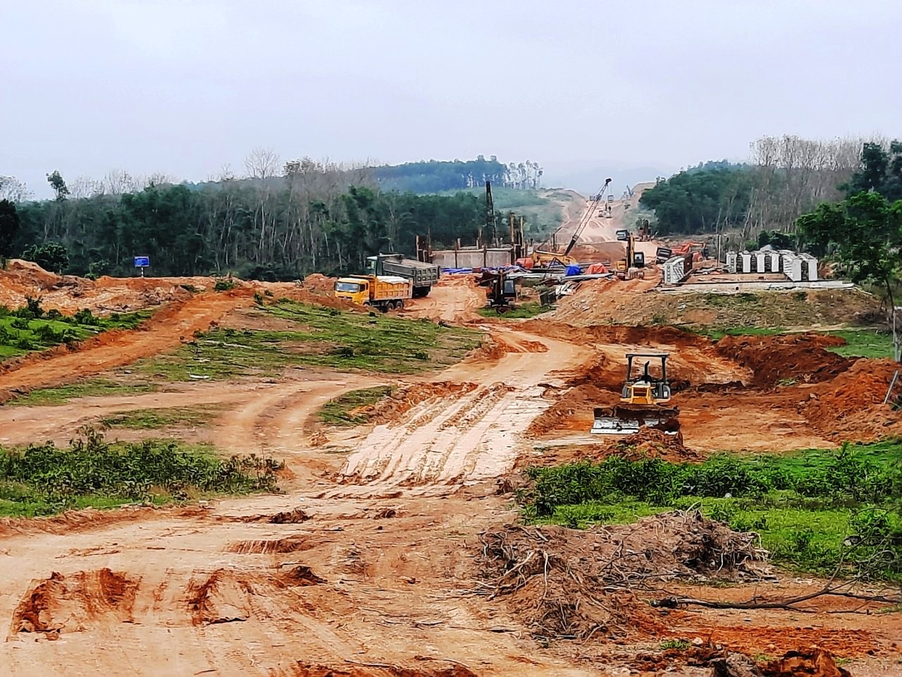 Tăng nguồn cung đất san lấp cho dự án cao tốc