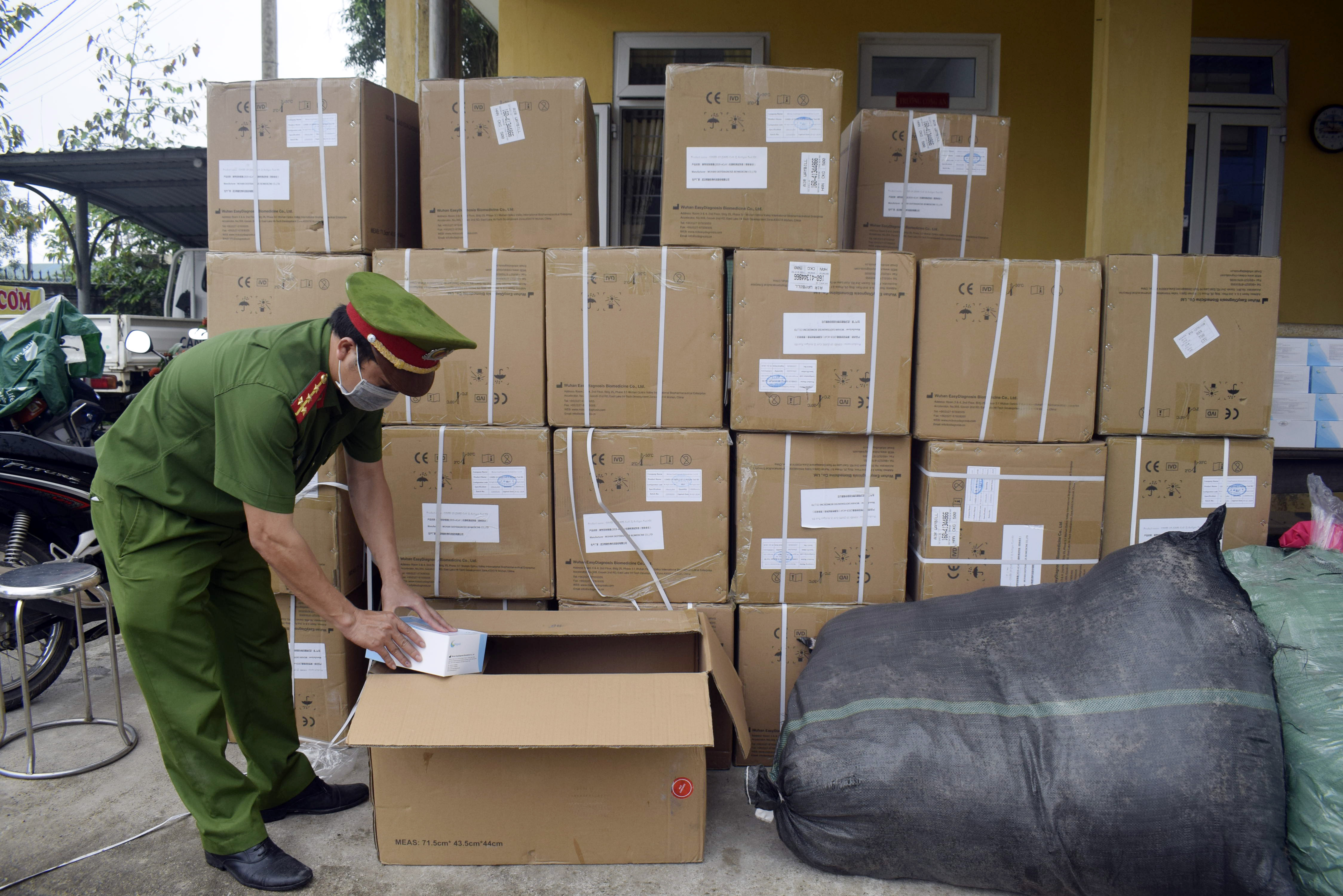 Bắt xe vận chuyển 50 000 bộ kit test COVID-19 không rõ nguồn gốc