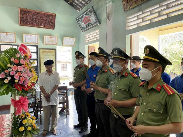 Dâng hoa, dâng hương tại Nhà lưu niệm Bác Hồ