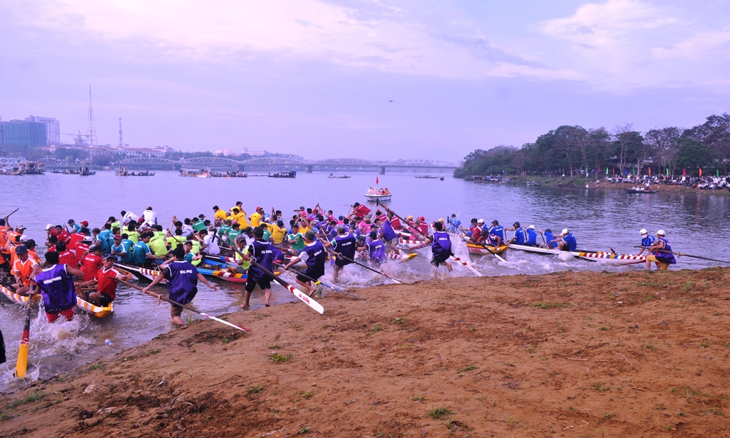 Khởi tranh Giải đua ghe TP Huế lần thứ nhất