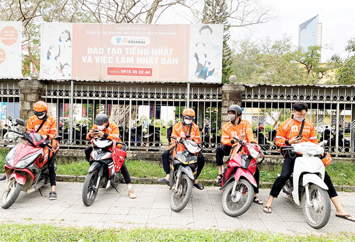 Shipper xoay xở khi giá xăng tăng cao