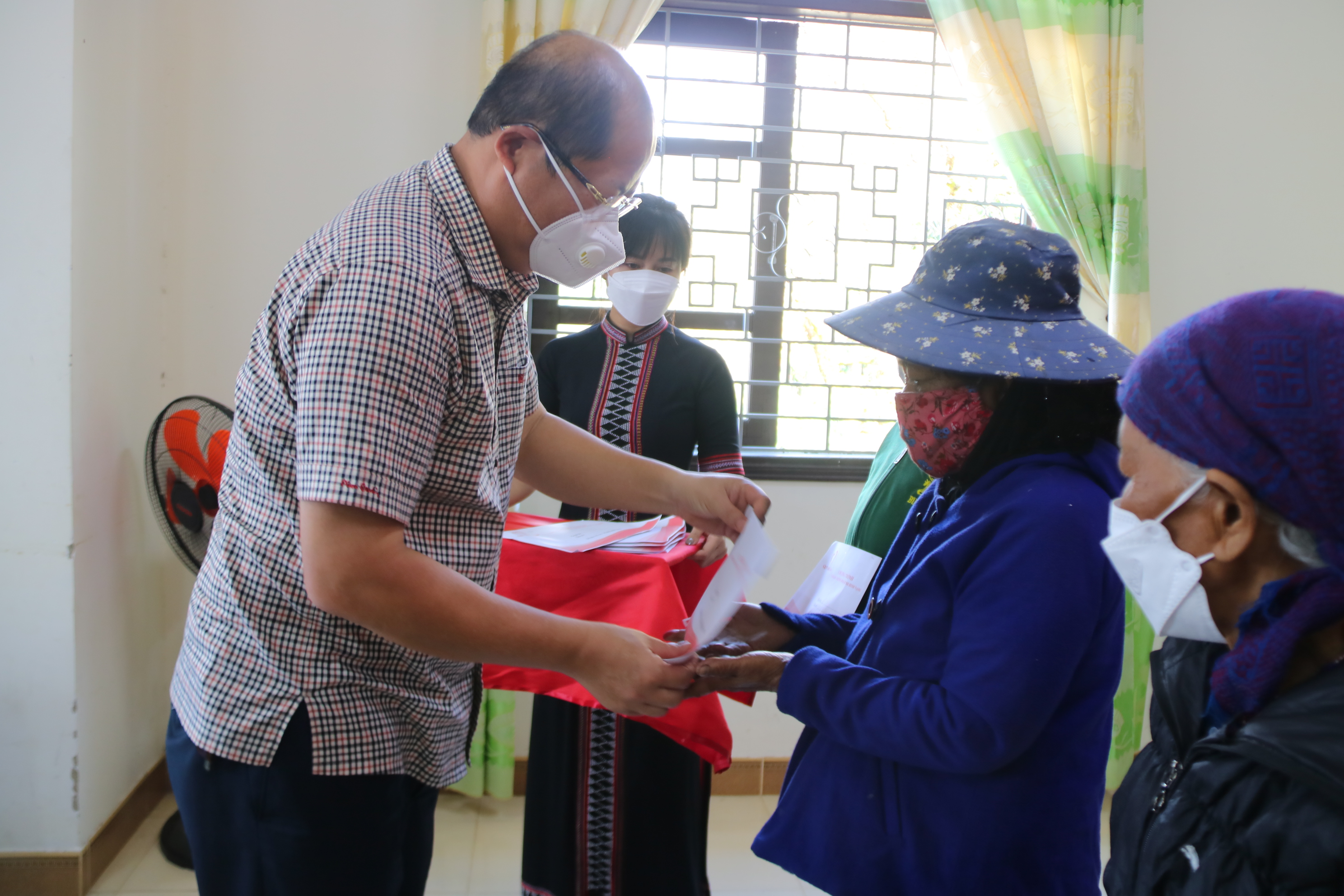 Tặng 278 suất quà cho thương binh, bệnh binh nặng ở A Lưới