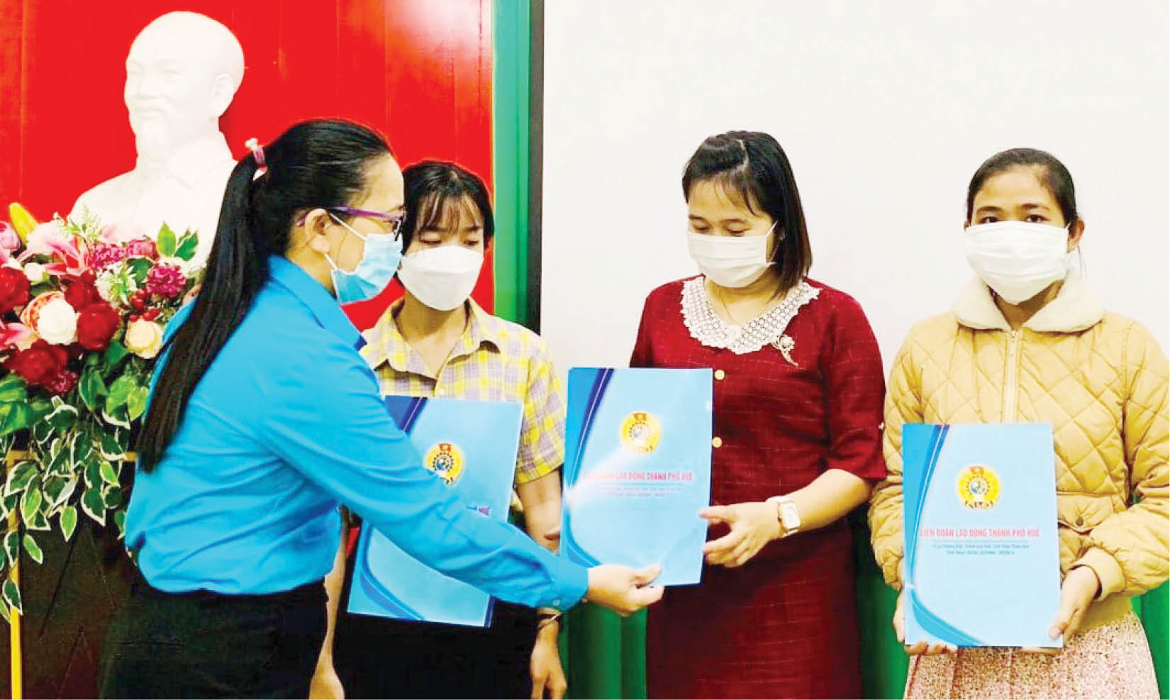 Hỗ trợ công nhân xoay xở trước “bão giá”