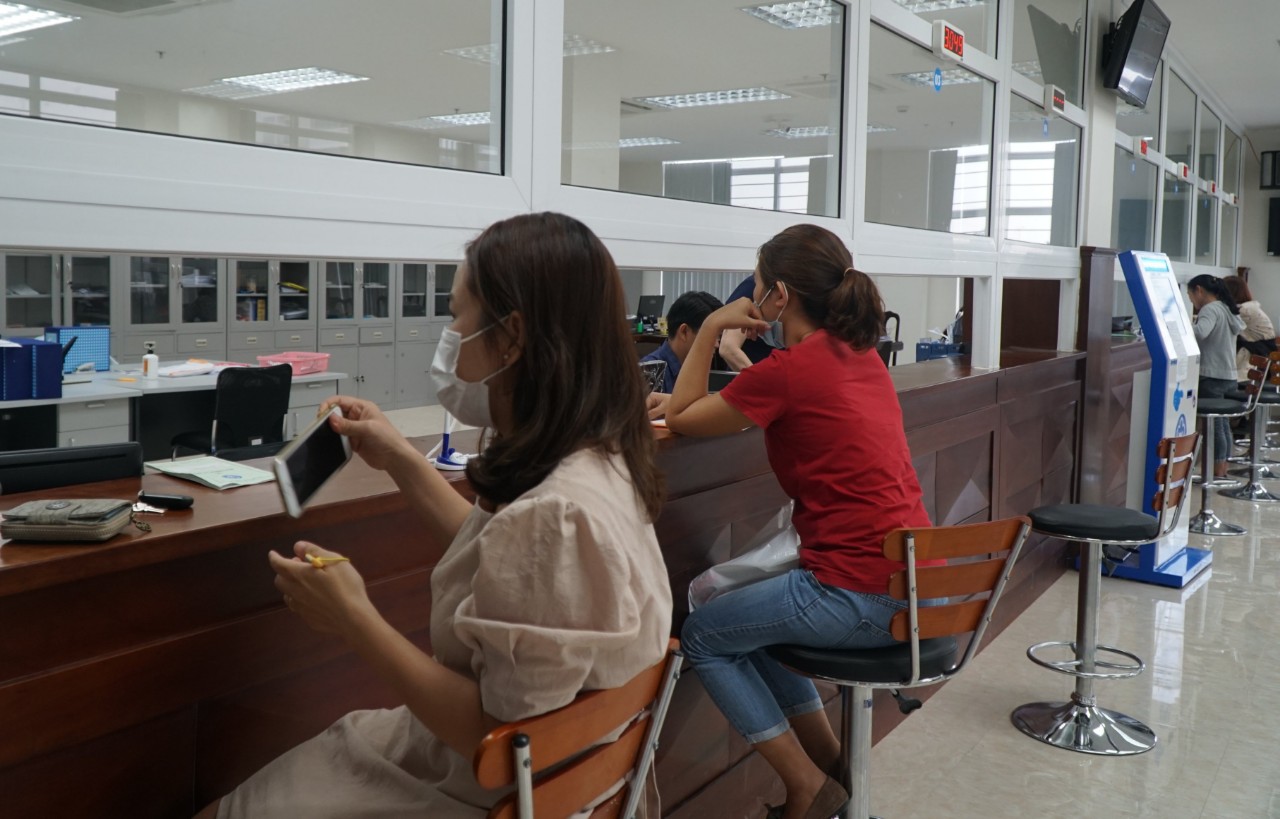 Bố trí nhân lực giải quyết chế độ bảo hiểm xã hội đối với người lao động mắc COVID-19