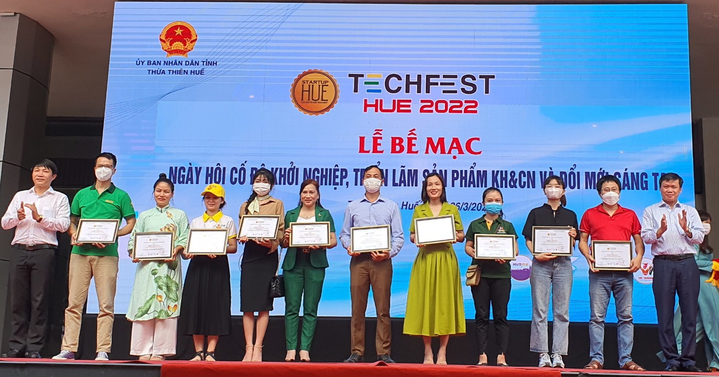 Tuyên dương 20 đơn vị có sản phẩm triển lãm tiêu biểu tại Techfest Hue 2022