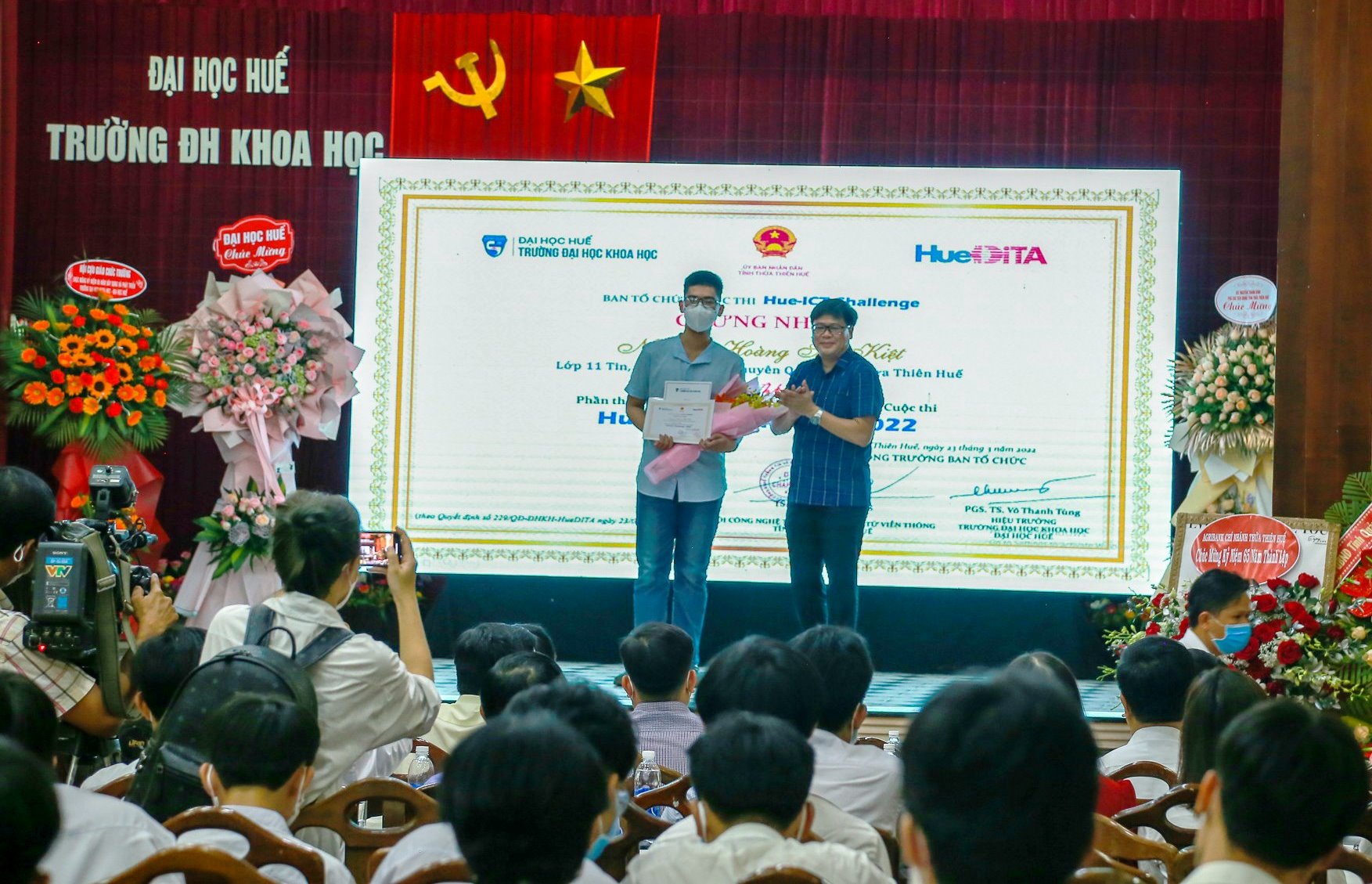 Hue - ICT Challenge - 2022 trao giải cho các thí sinh