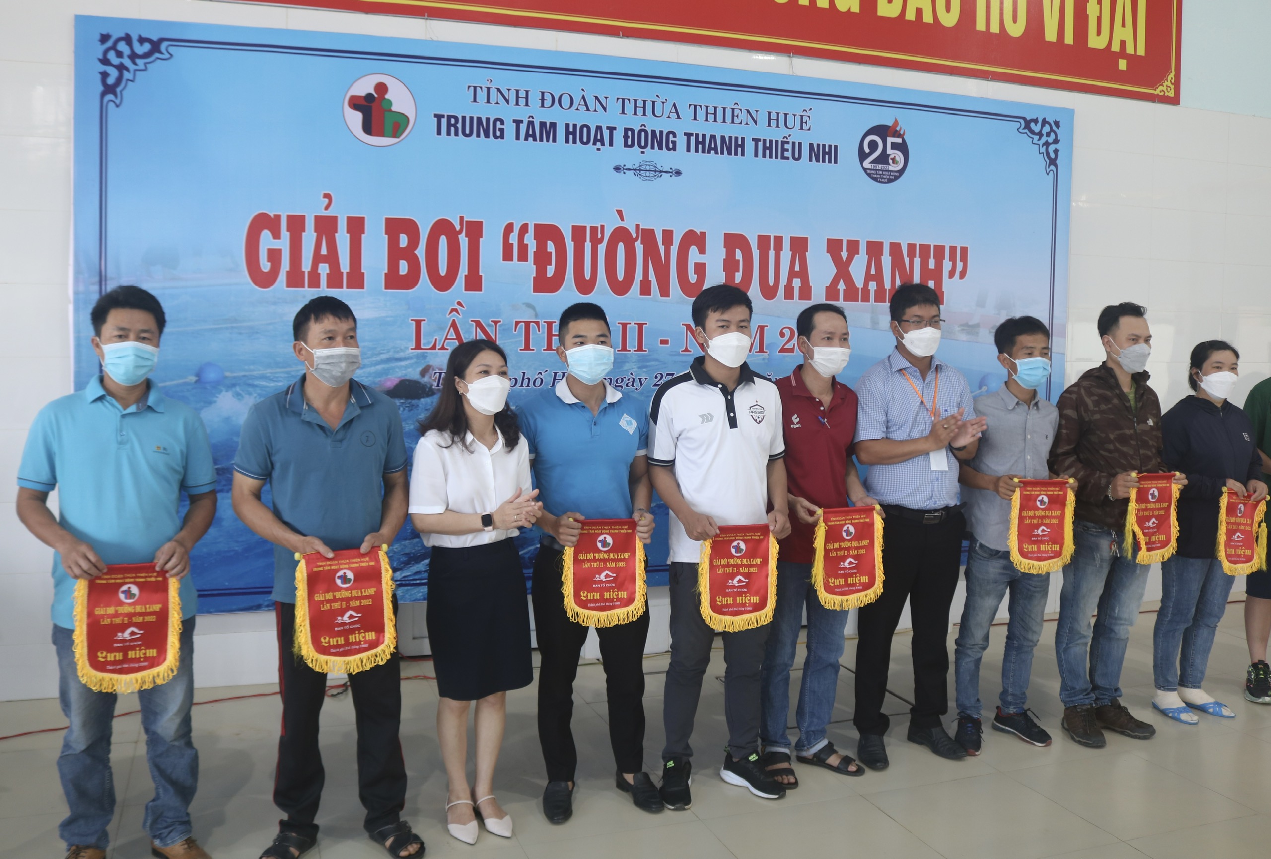 Hơn 260 vận động viên tham gia giải bơi dành cho học sinh tiểu học và trung học cơ sở