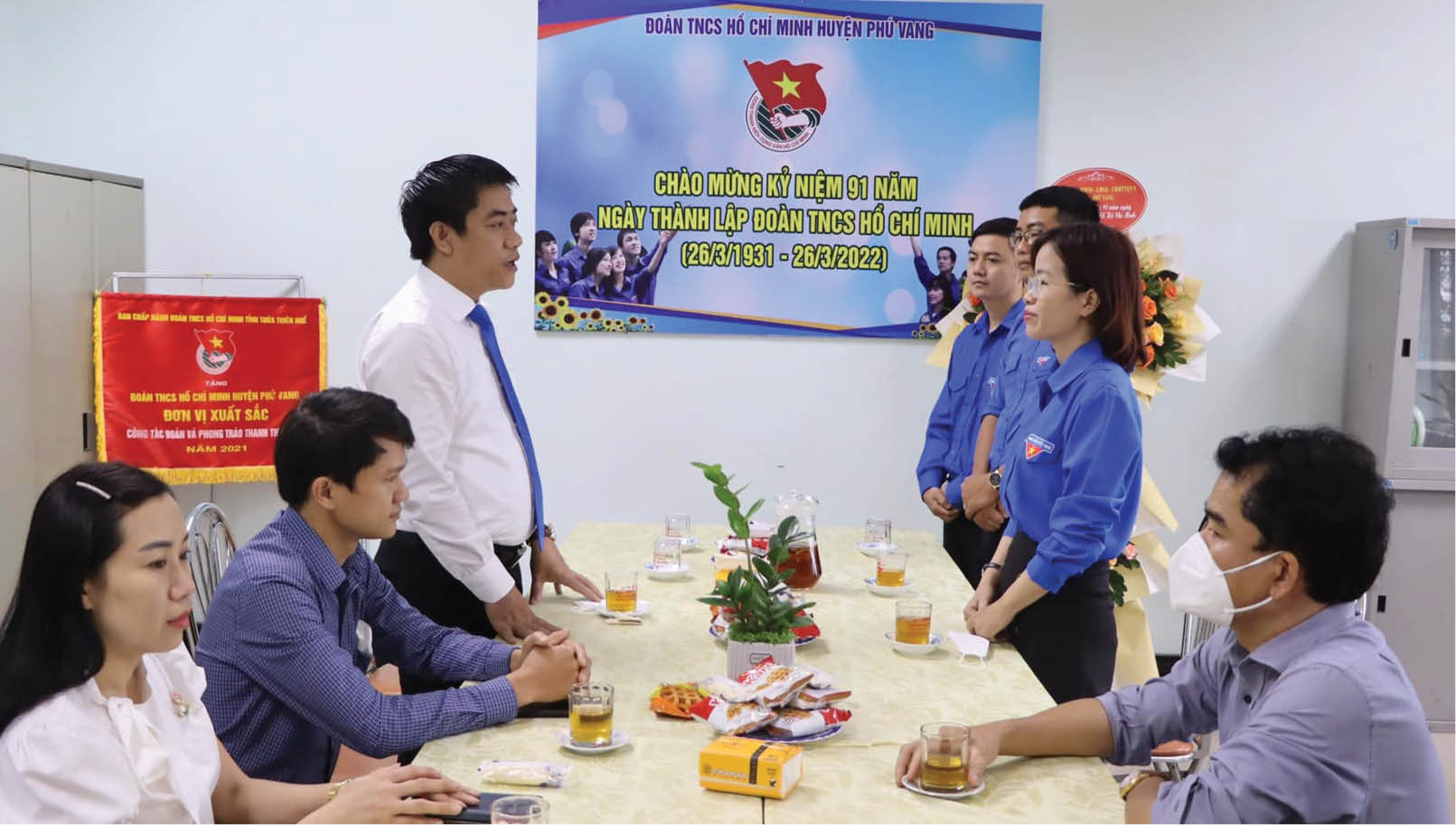 Xung kích trên mọi mặt trận