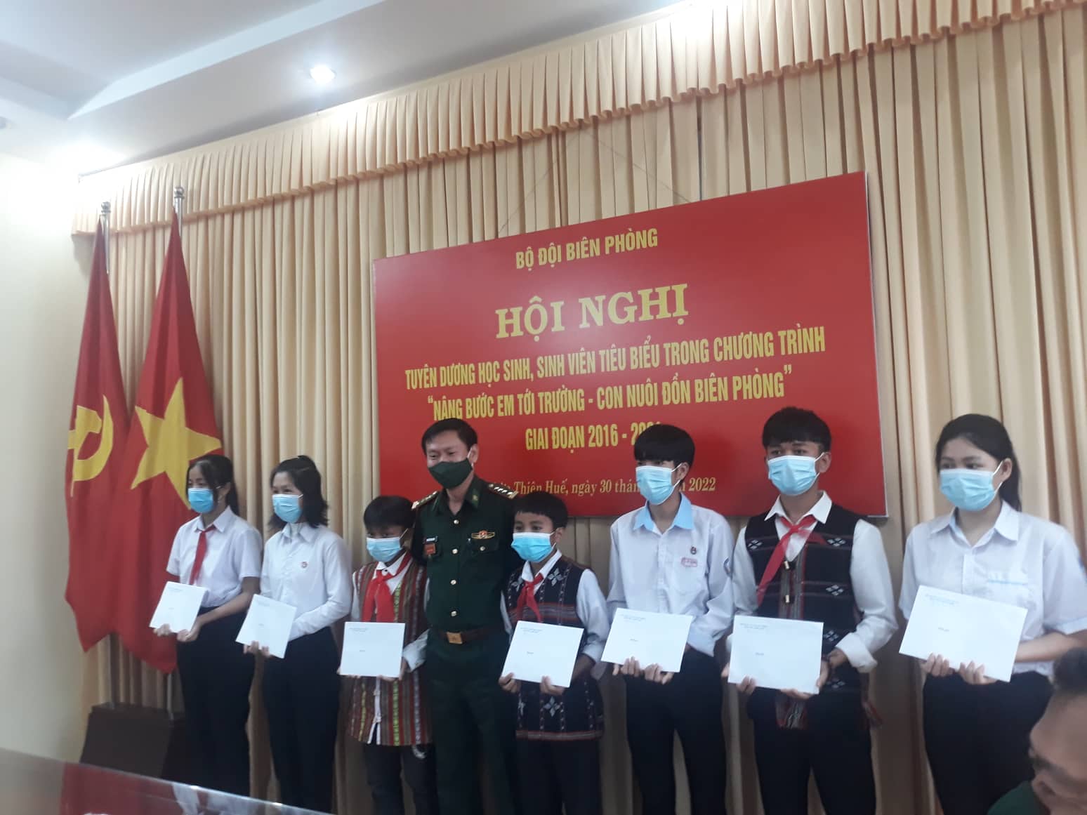 Tuyên dương học sinh, sinh viên tiêu biểu trong Chương trình “Nâng bước em tới trường-Con nuôi đồn biên phòng”