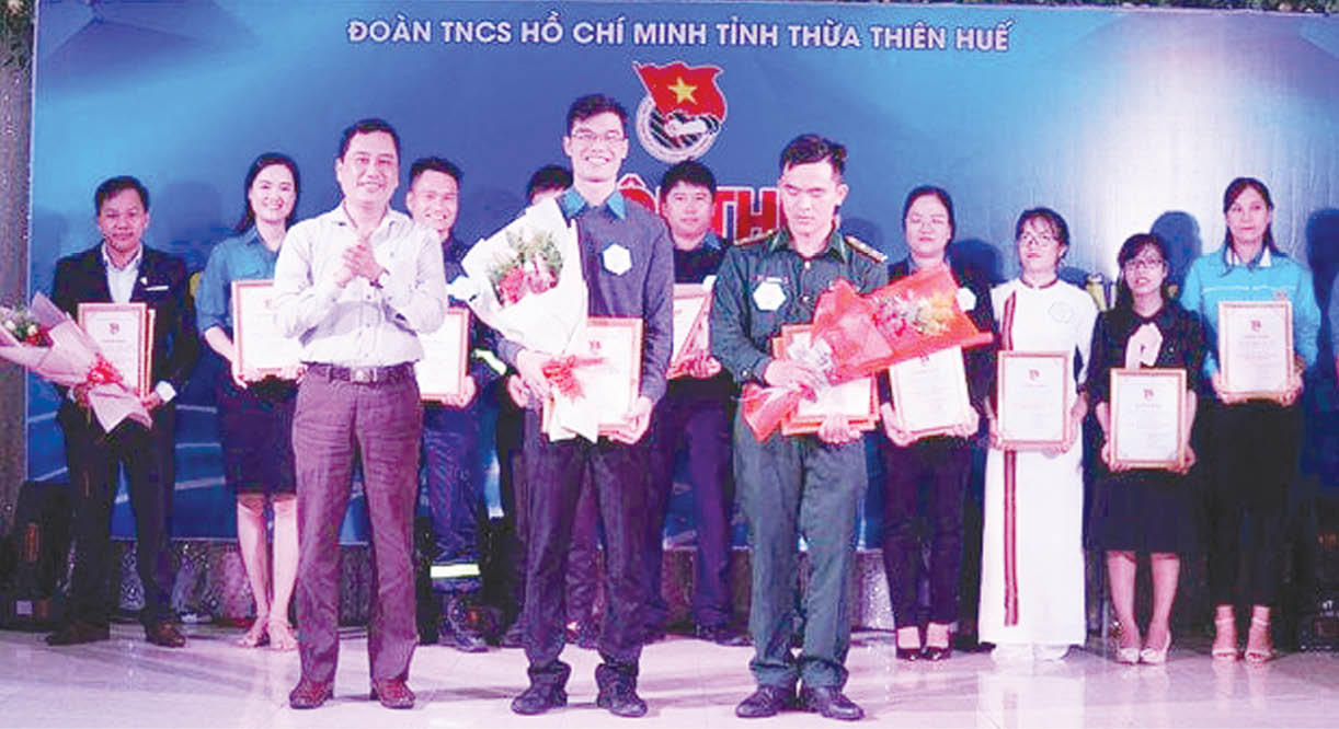 Trao yêu thương cho học trò