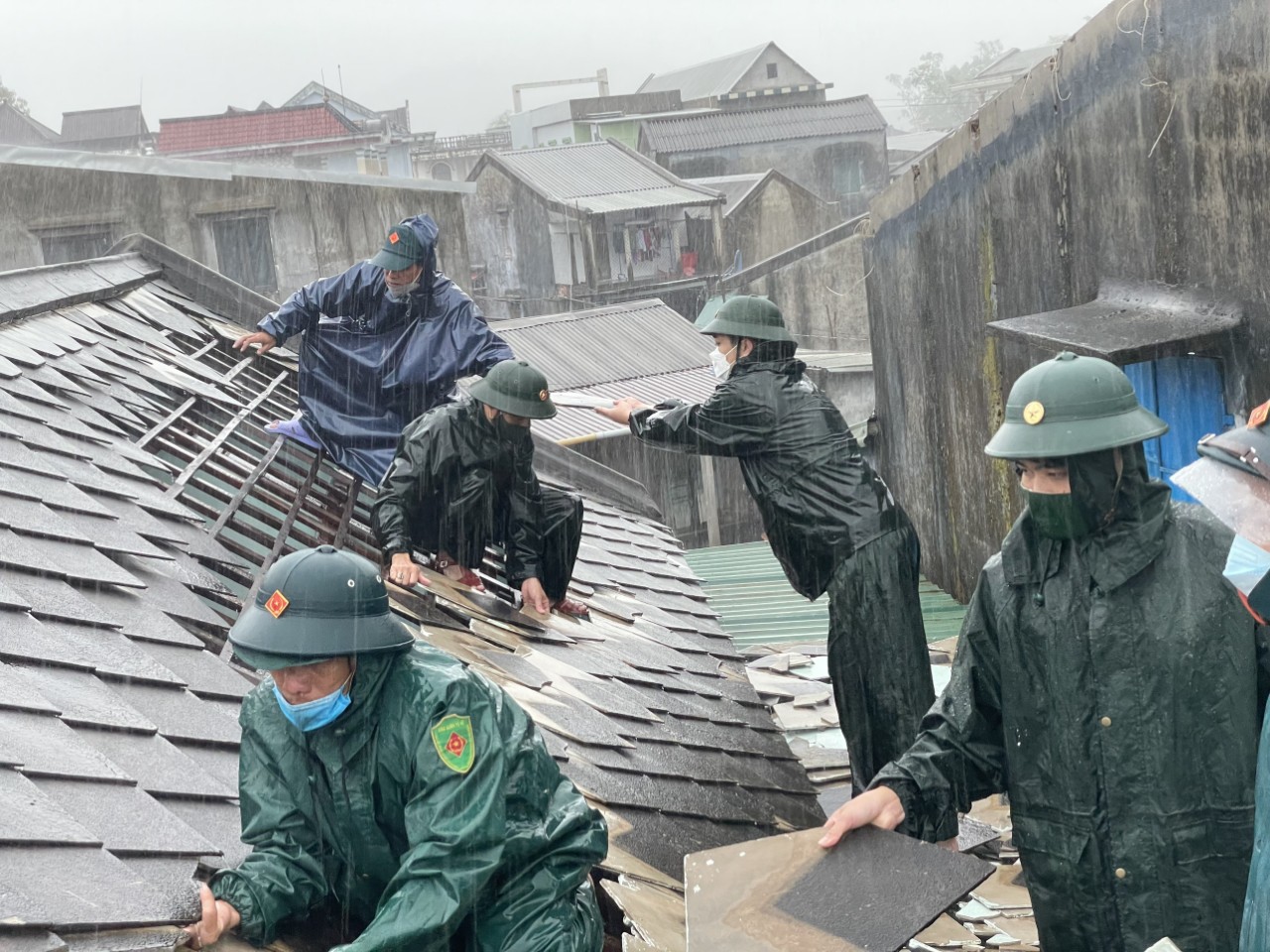 Khắc phục nhà cửa, trục vớt ghe thuyền ở Vinh Hiền