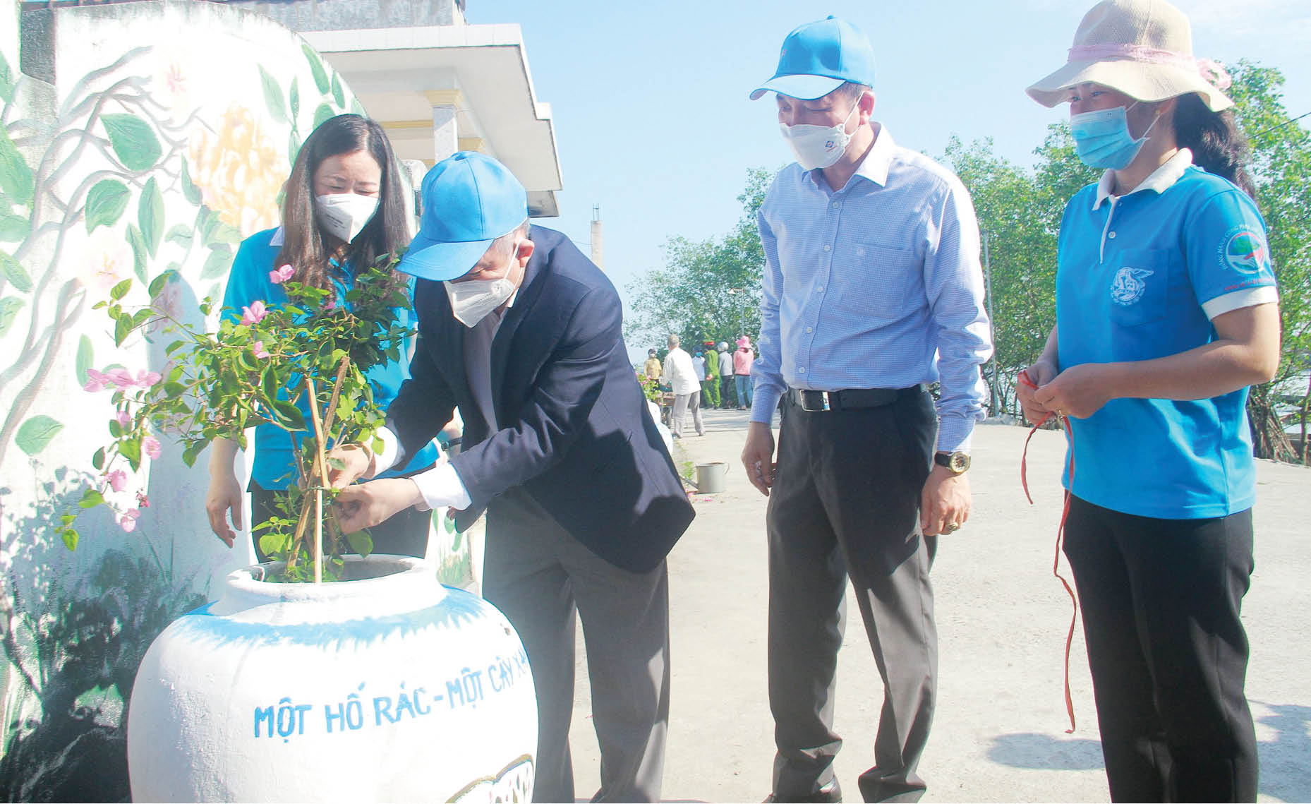 Nhân rộng mô hình “Mỗi hố rác, một cây xanh”