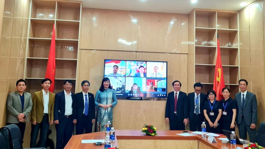 Phong tặng chức danh Giáo sư danh dự cho GS Tsutsui Kazunobu và GS Kobayashi Hirohide