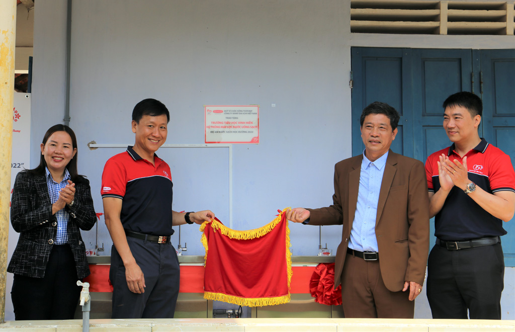 Trao máy lọc nước sạch cho học sinh, tặng quà cho bệnh nhân nghèo