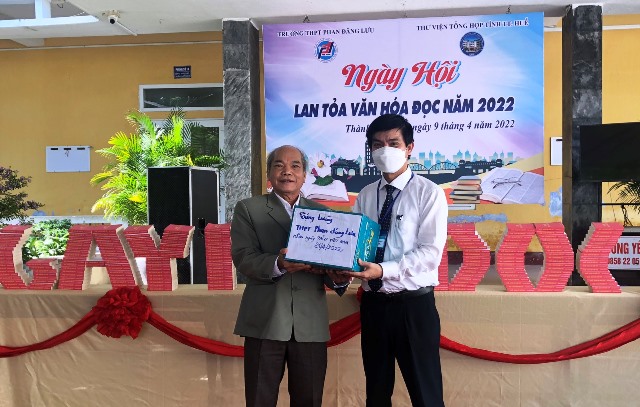 Lan toả văn hoá đọc, góp sách cho học sinh trường khó khăn