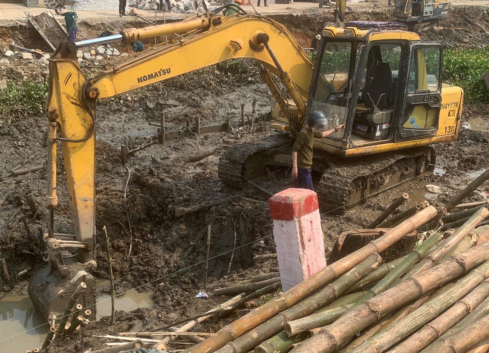 Xử lý an toàn 2 quả đạn pháo 105mm khi thi công bờ kè