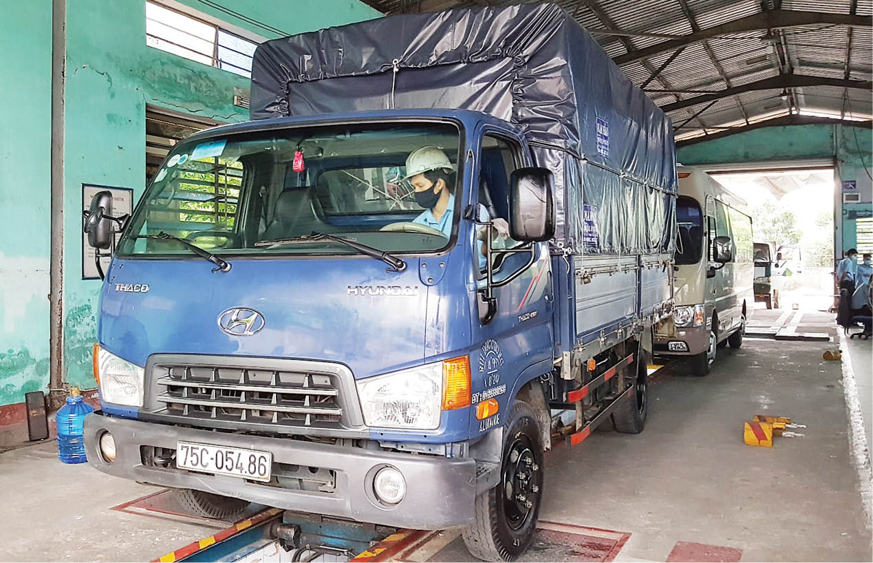 Phòng tránh ô tô nổ lốp gây tai nạn