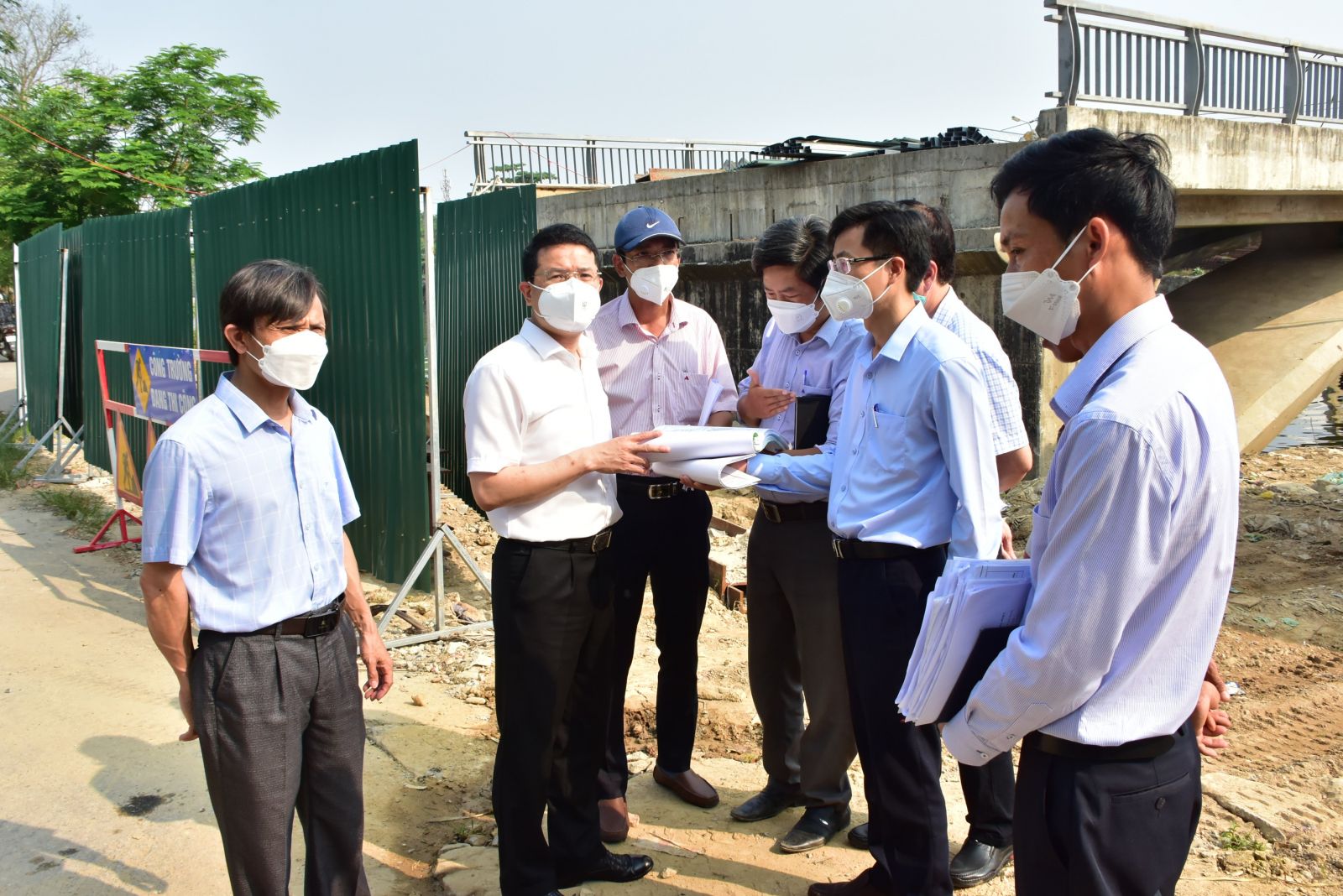 Người dân cùng giám sát tiến độ công trình