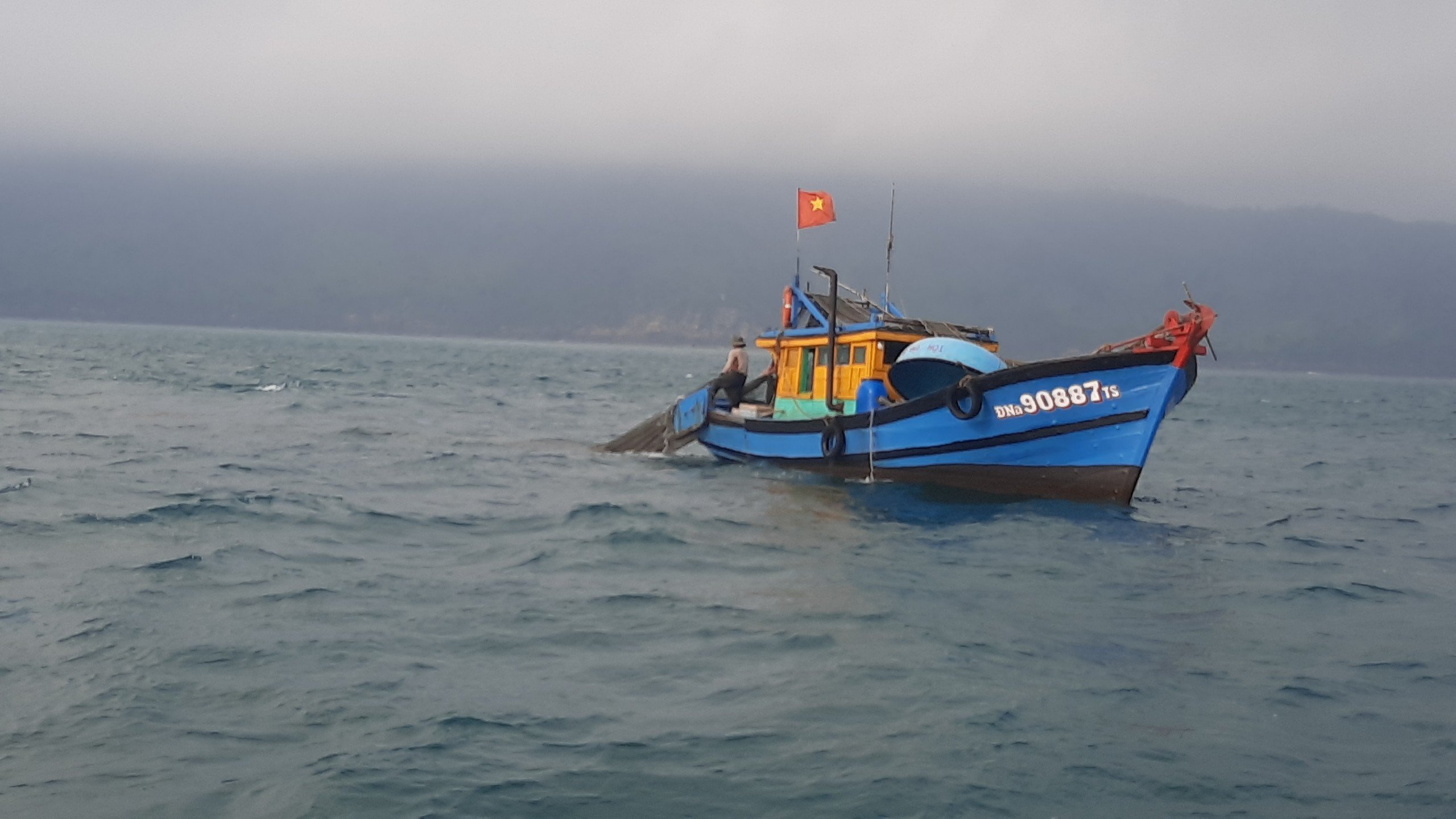 Bắt tàu giã cào hoạt động sai tuyến tại Phú Lộc