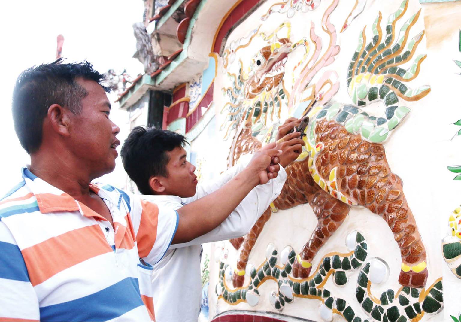 Truyền nghề khảm sành sứ hoàng cung