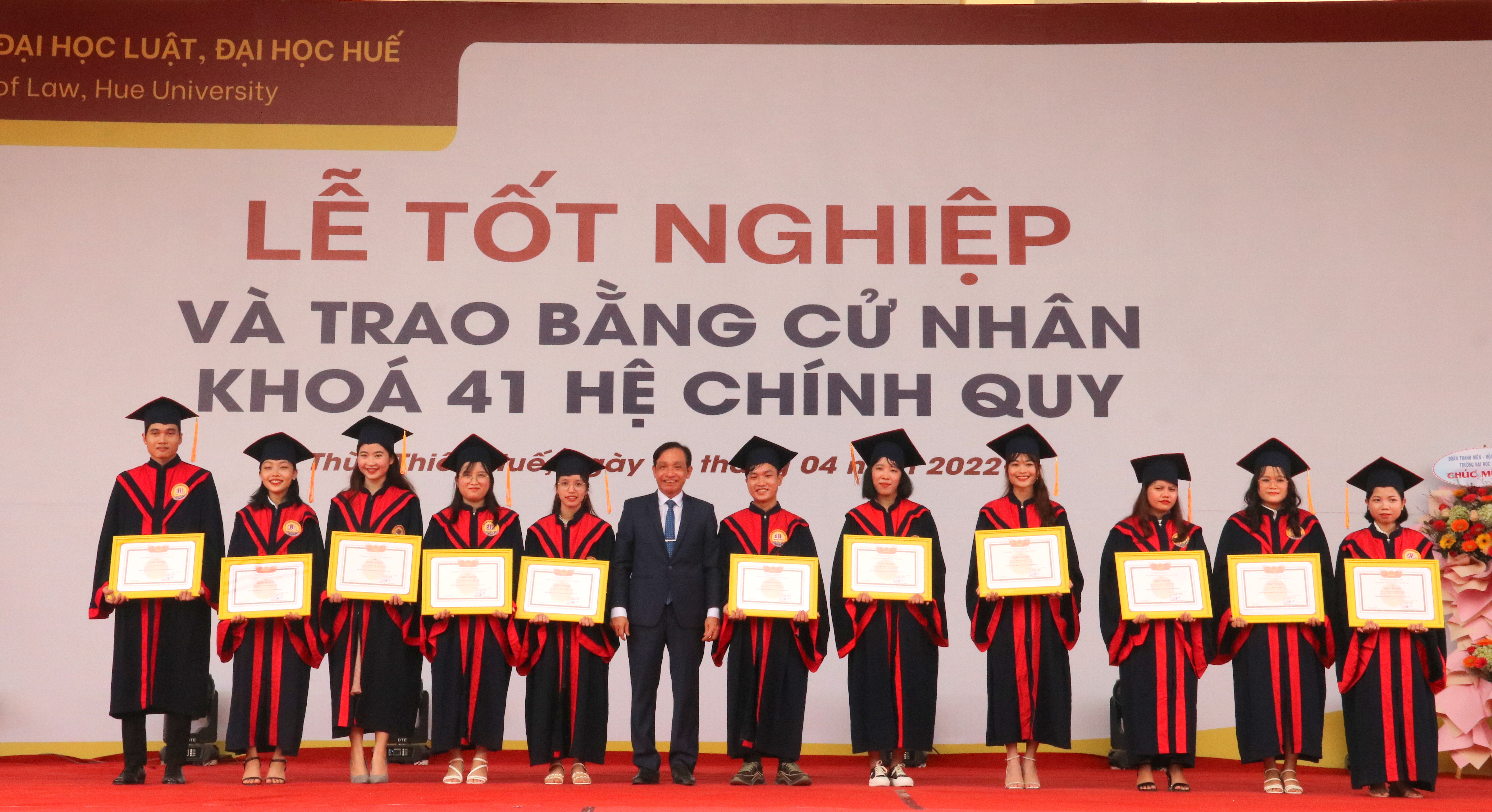 Trường đại học Luật trao bằng tốt nghiệp cho hơn 800 tân cử nhân