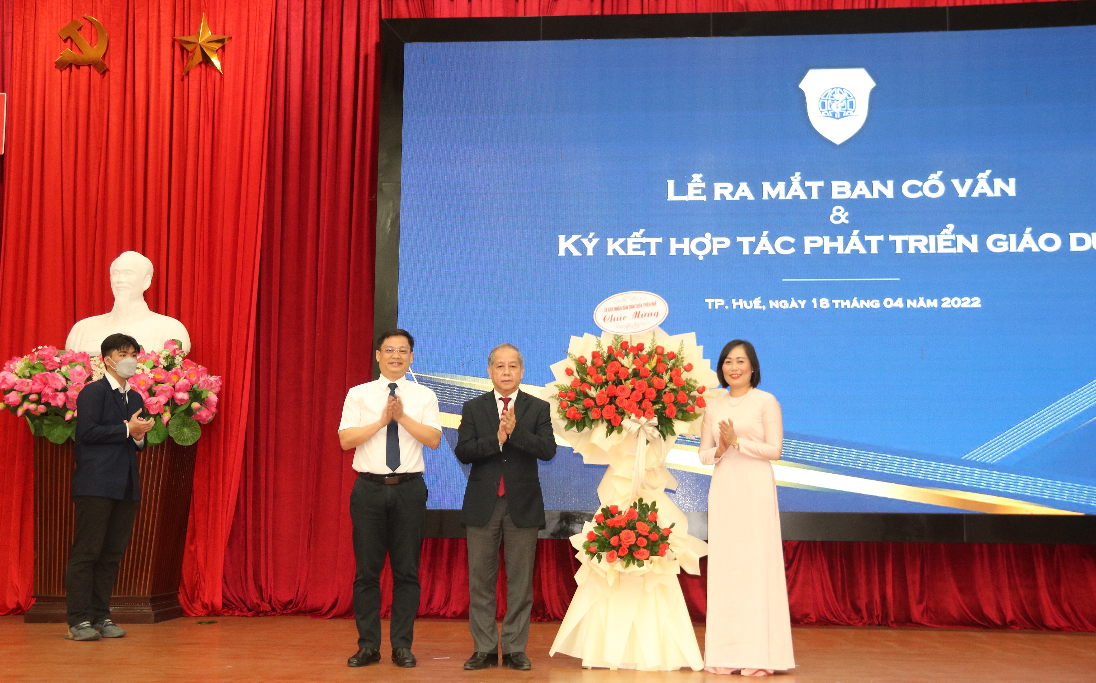 Ra mắt ban cố vấn và ký kết hợp tác phát triển giáo dục