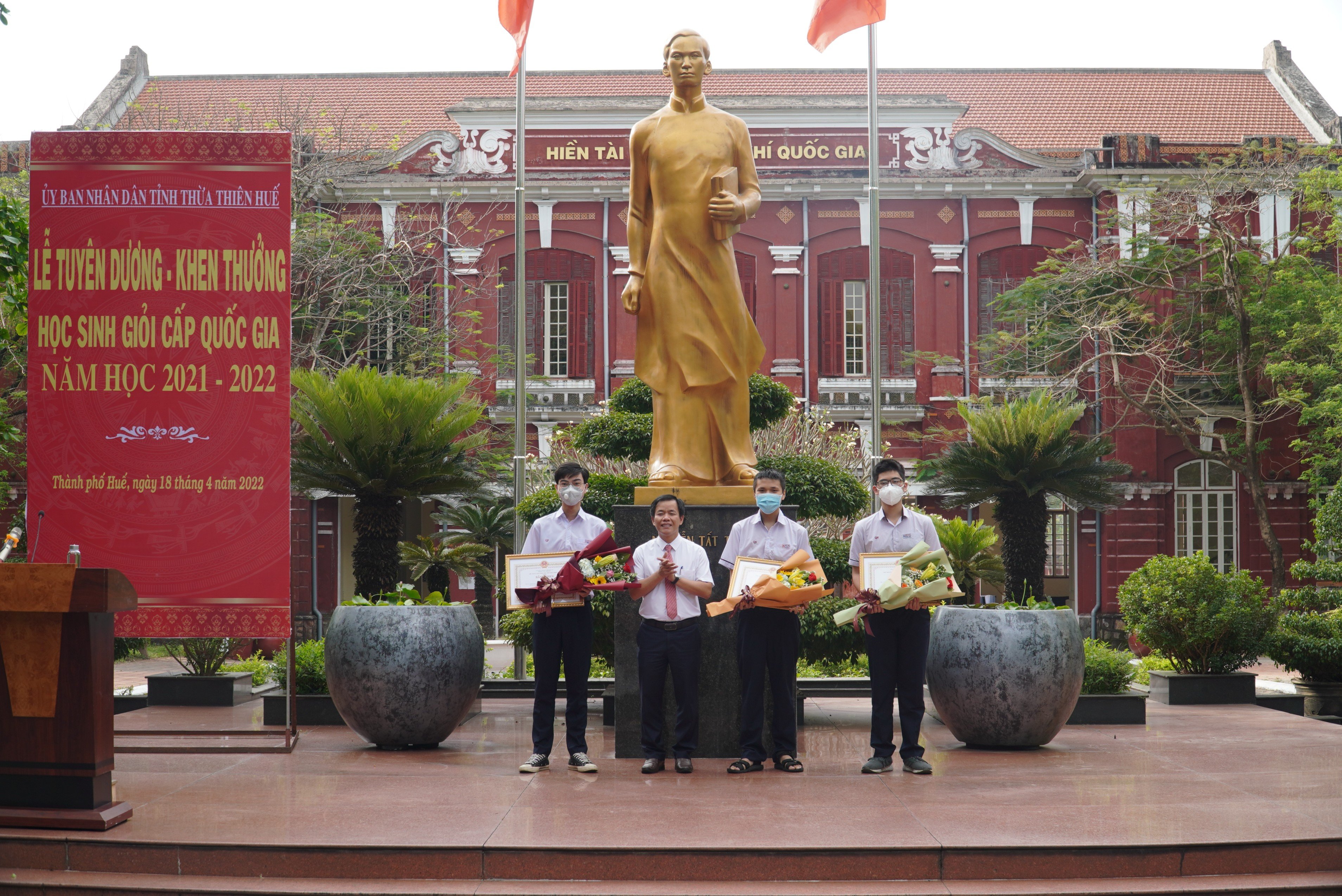 Chủ tịch tỉnh tặng bằng khen cho học sinh đạt thành tích cao trong các kỳ thi