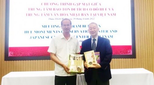 Cooperating in training experts in culture and arts