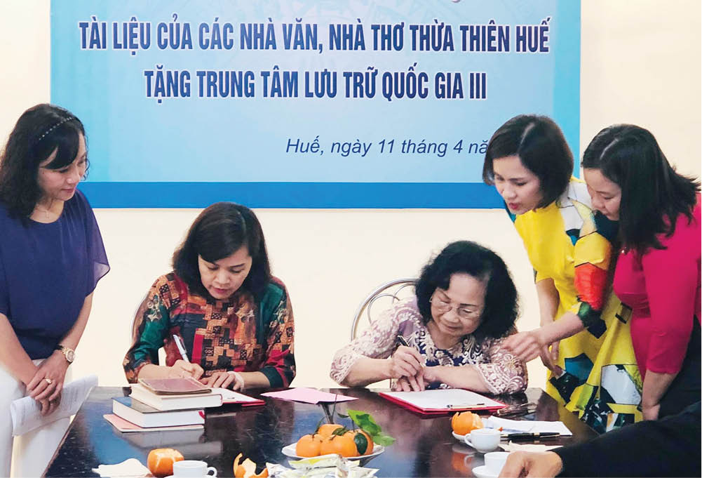 Tiếp nhận tài liệu của các nhà văn, nhà thơ Thừa Thiên Huế và Đại tá Hà Văn Lâu