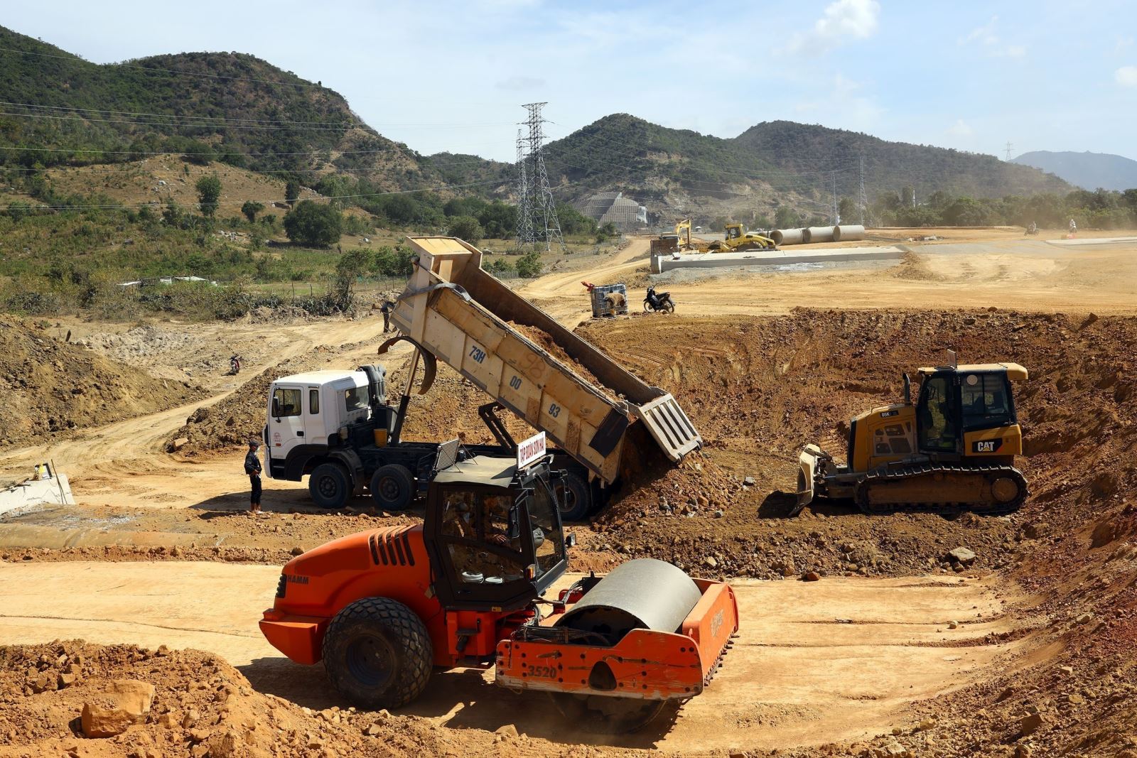 Quyết tâm hoàn thành 2 500km đường bộ cao tốc Bắc - Nam phía Đông vào năm 2025