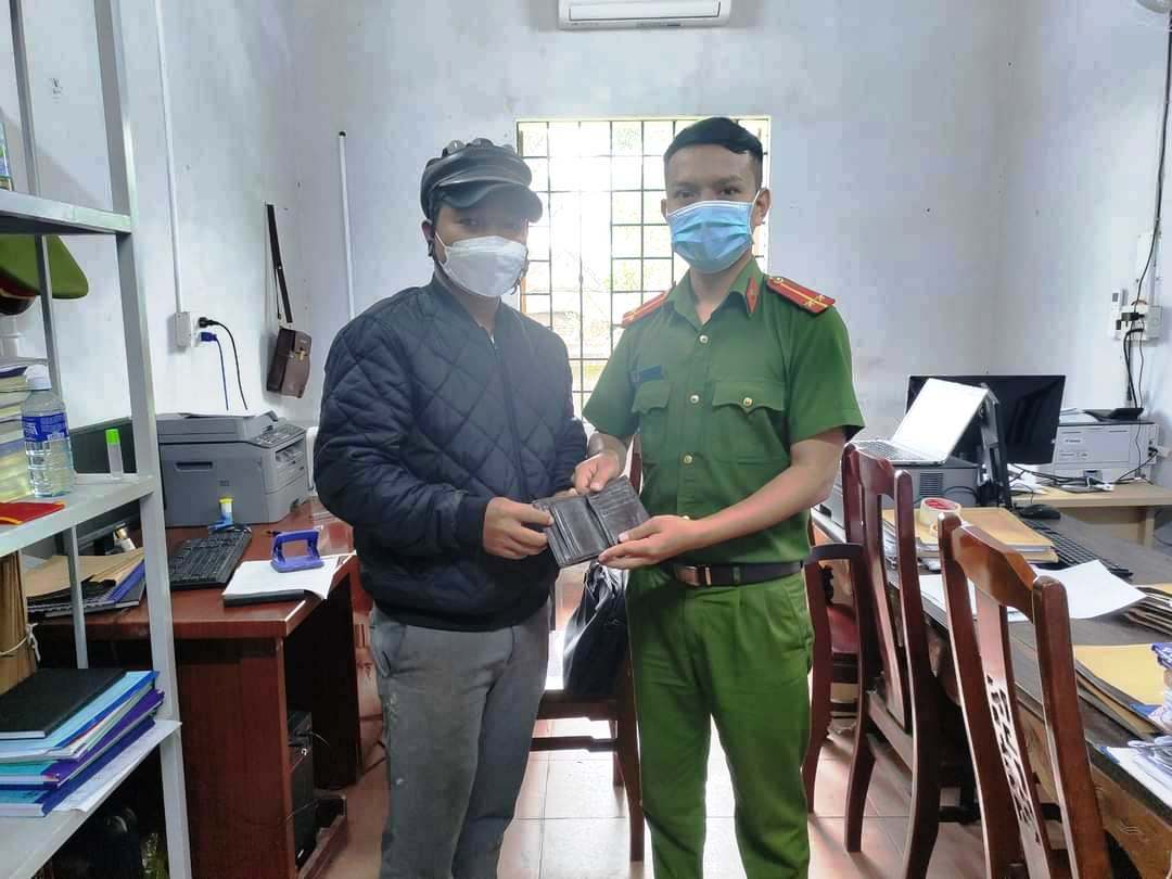 Nhặt được của rơi, đến nộp cho công an xã