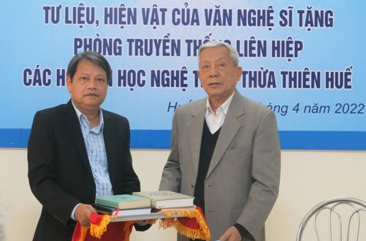 Liên hiệp các Hội văn học nghệ thuật tiếp nhận hiện vật thành lập phòng truyền thống