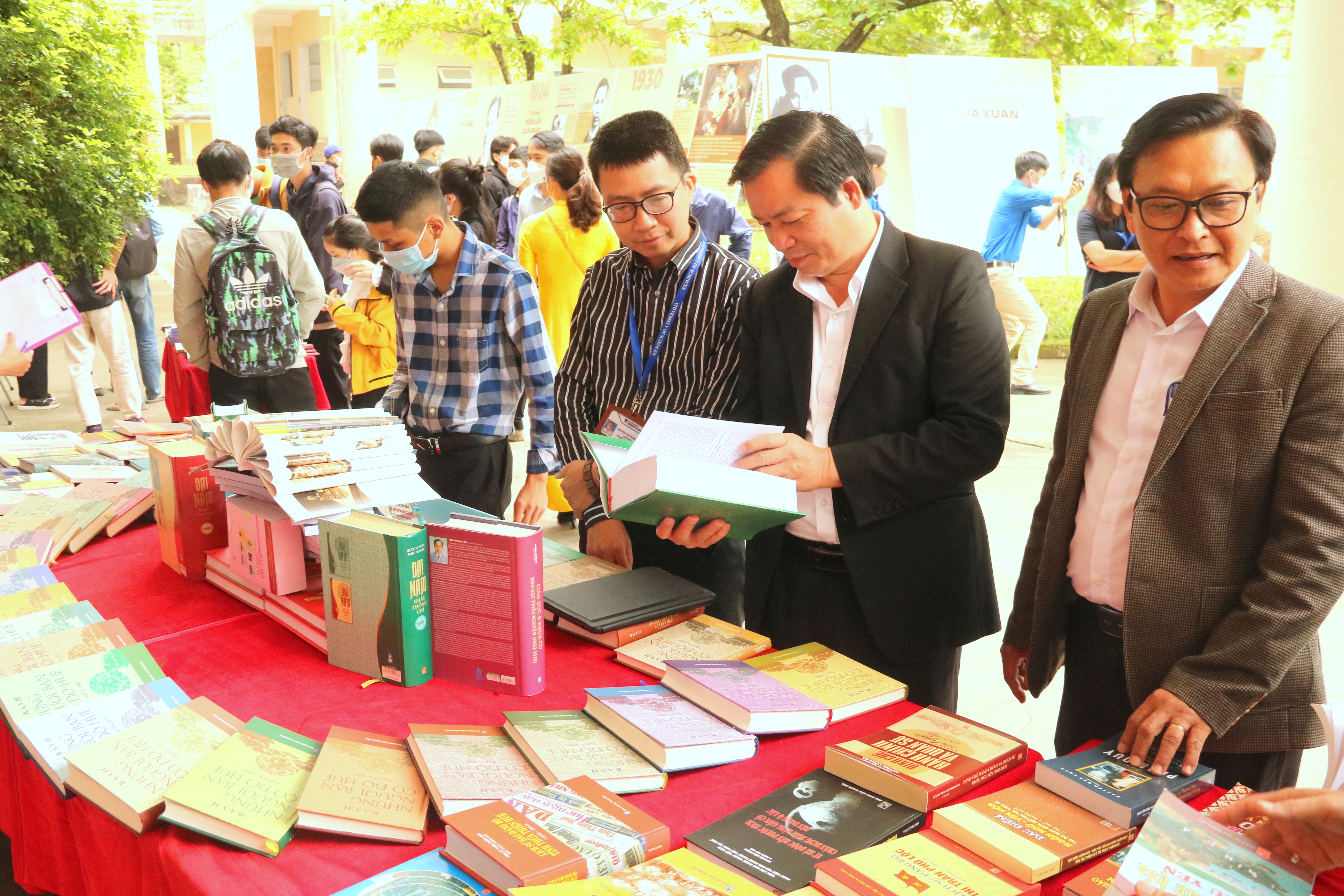 Triển lãm ảnh về Bác và tổ chức ngày hội đọc sách