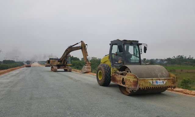 Dự án cao tốc Cam Lộ-La Sơn hoàn thành gần 80 kế hoạch