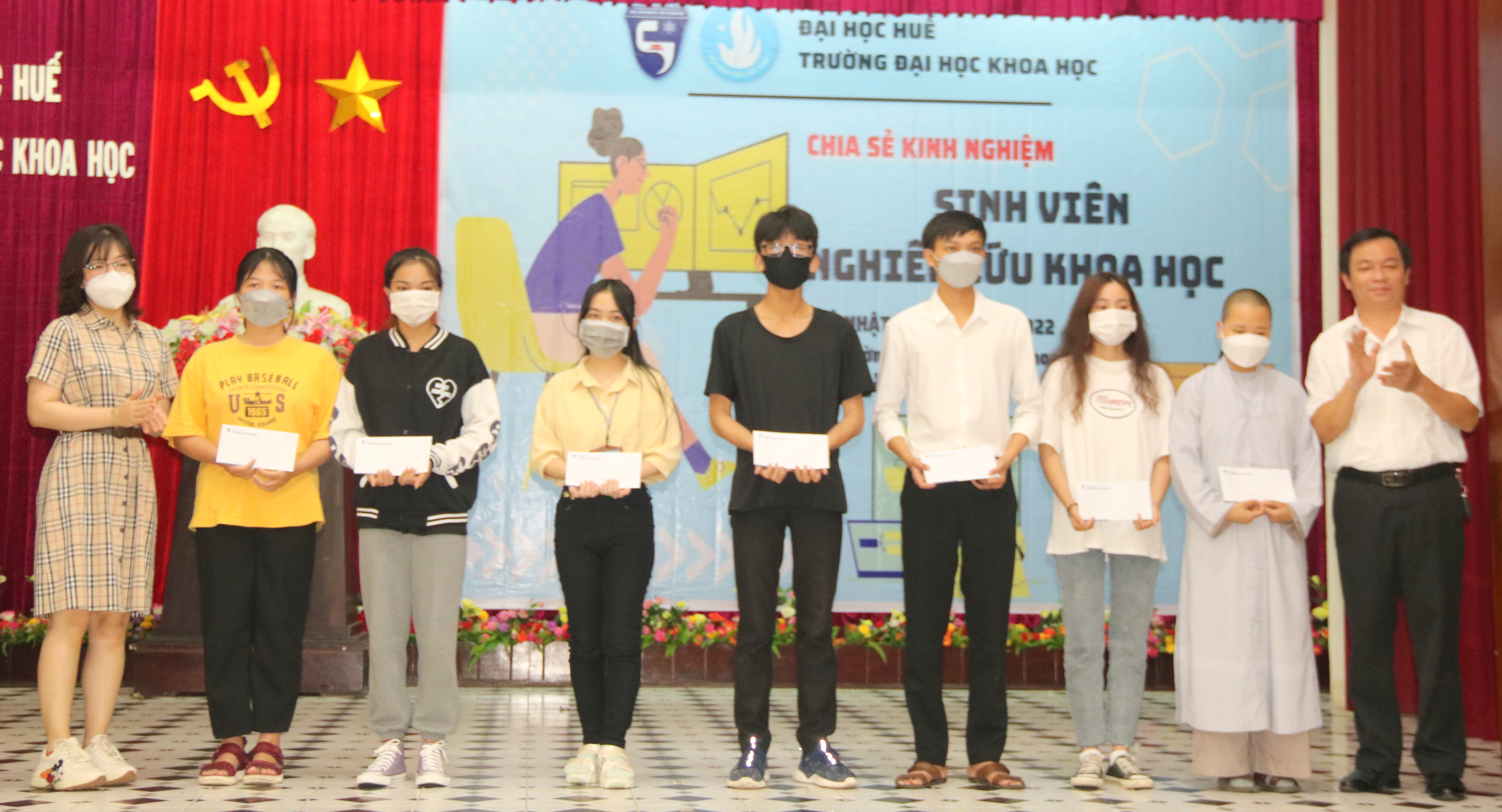 Chia sẻ kinh nghiệm nghiên cứu khoa học cho gần 200 sinh viên