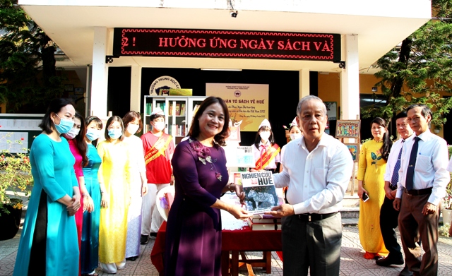 Lan tỏa phong trào đọc sách về Huế trong các trường học