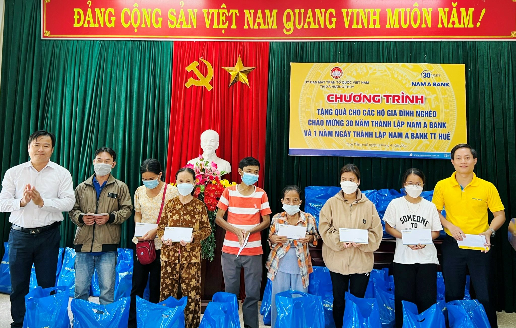 Trao quà hỗ trợ hộ nghèo, cận nghèo ở Hương Thủy